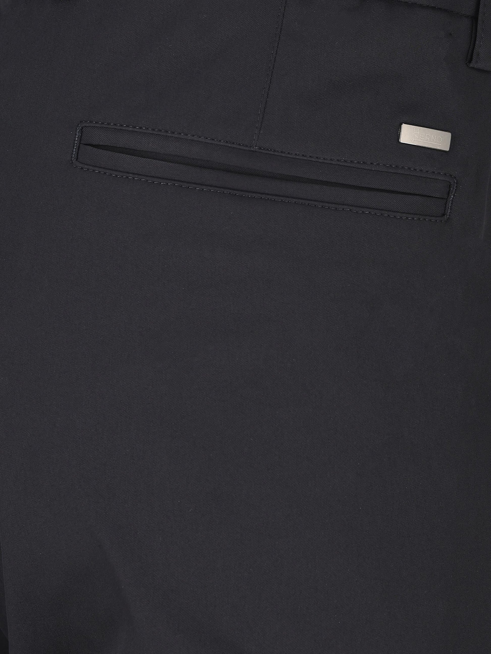 Pantaloni realizzati in poliestere e cotone. PT000091U 125319200 HERNO 