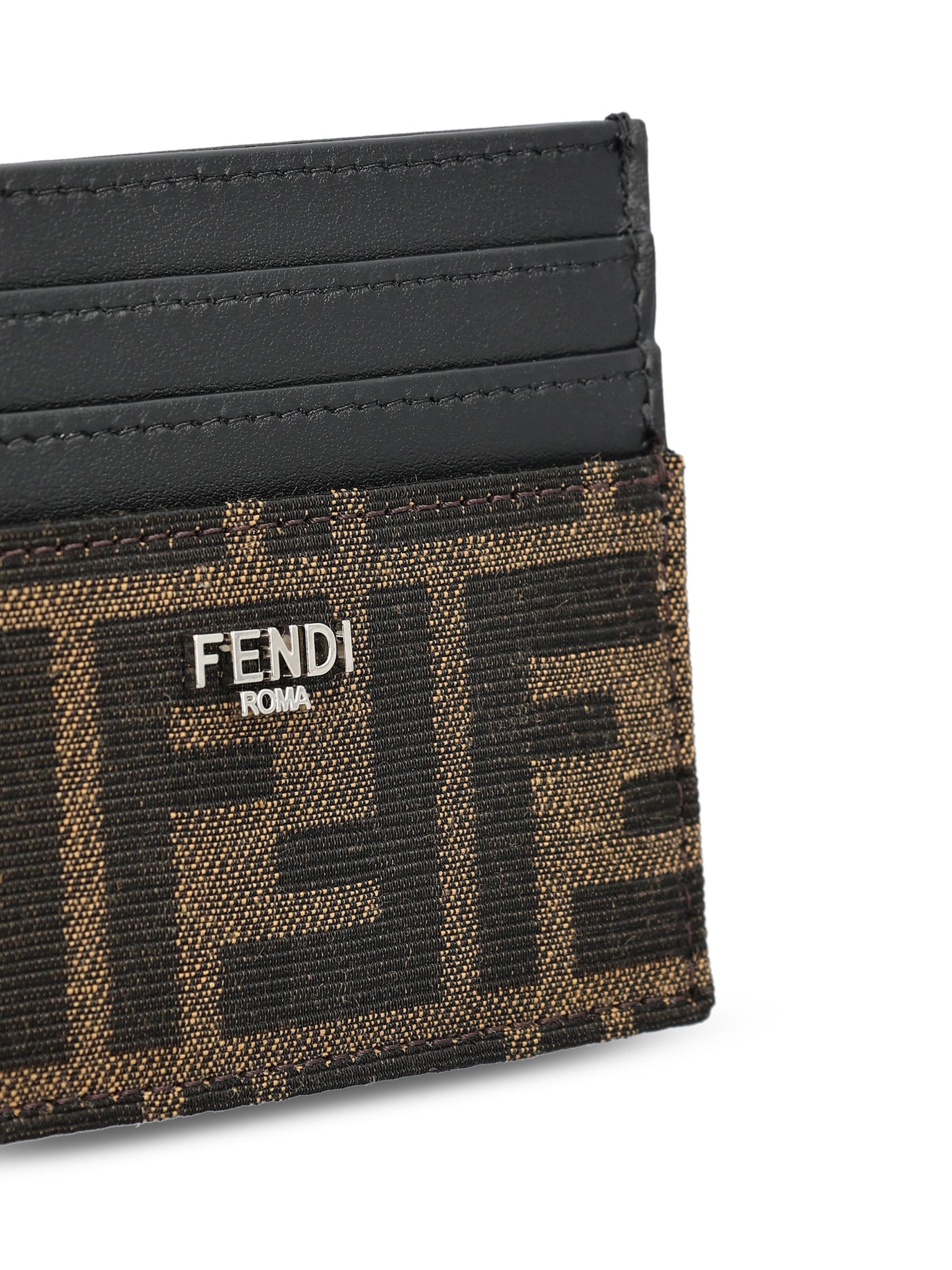 Portacarte realizzato in pelle e tessuto jacquard. 7M0164 ALWKF0L3T FENDI 