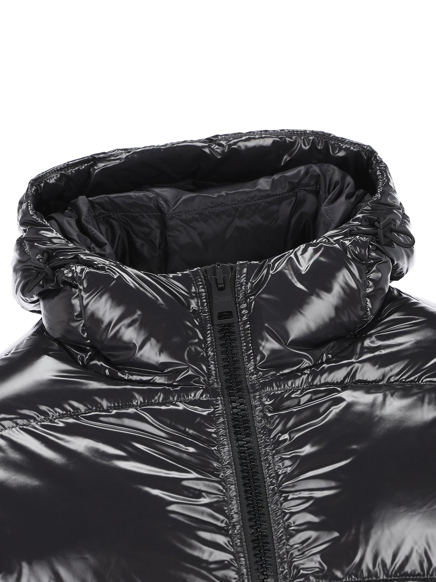 Piumino corto effetto lucido con cappuccio PI001133U 12220Z9487 HERNO 