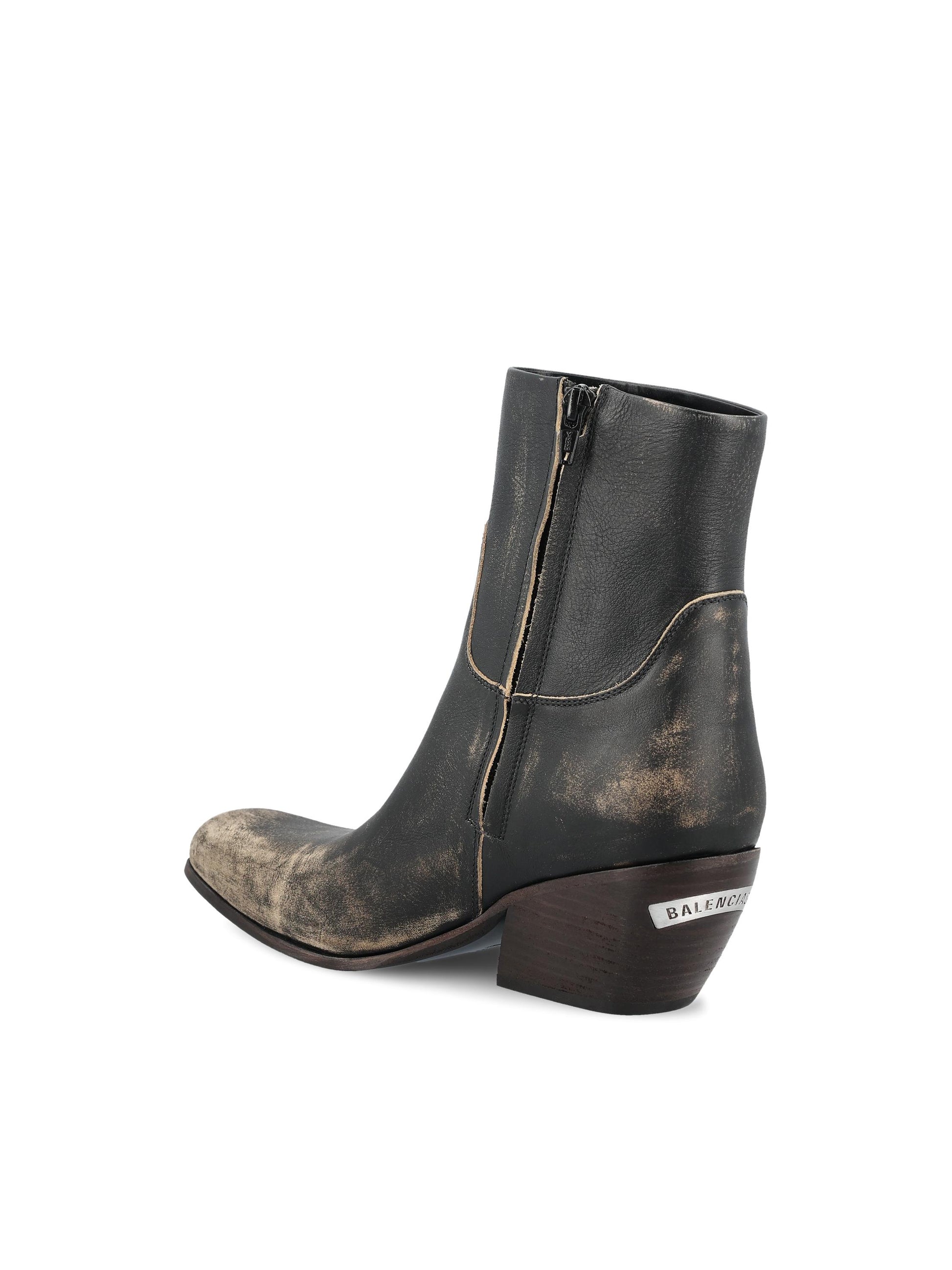 Stivali realizzati in pelle. 853787 WB2271090 BALENCIAGA 