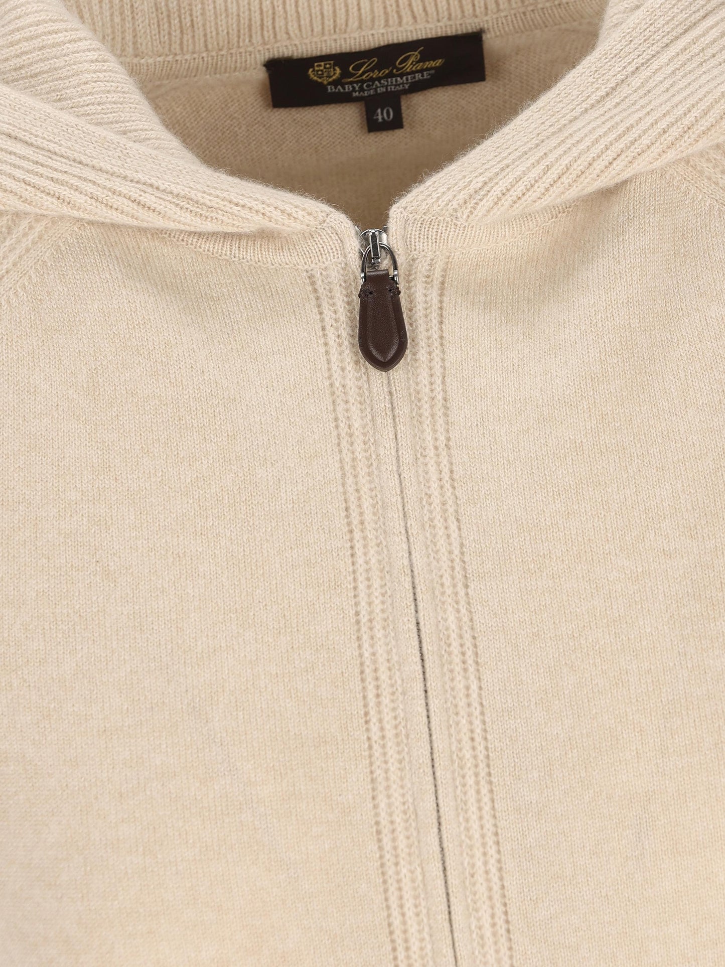 Maglia realizzata in baby cashmere. FAP0176 A193 LORO PIANA 