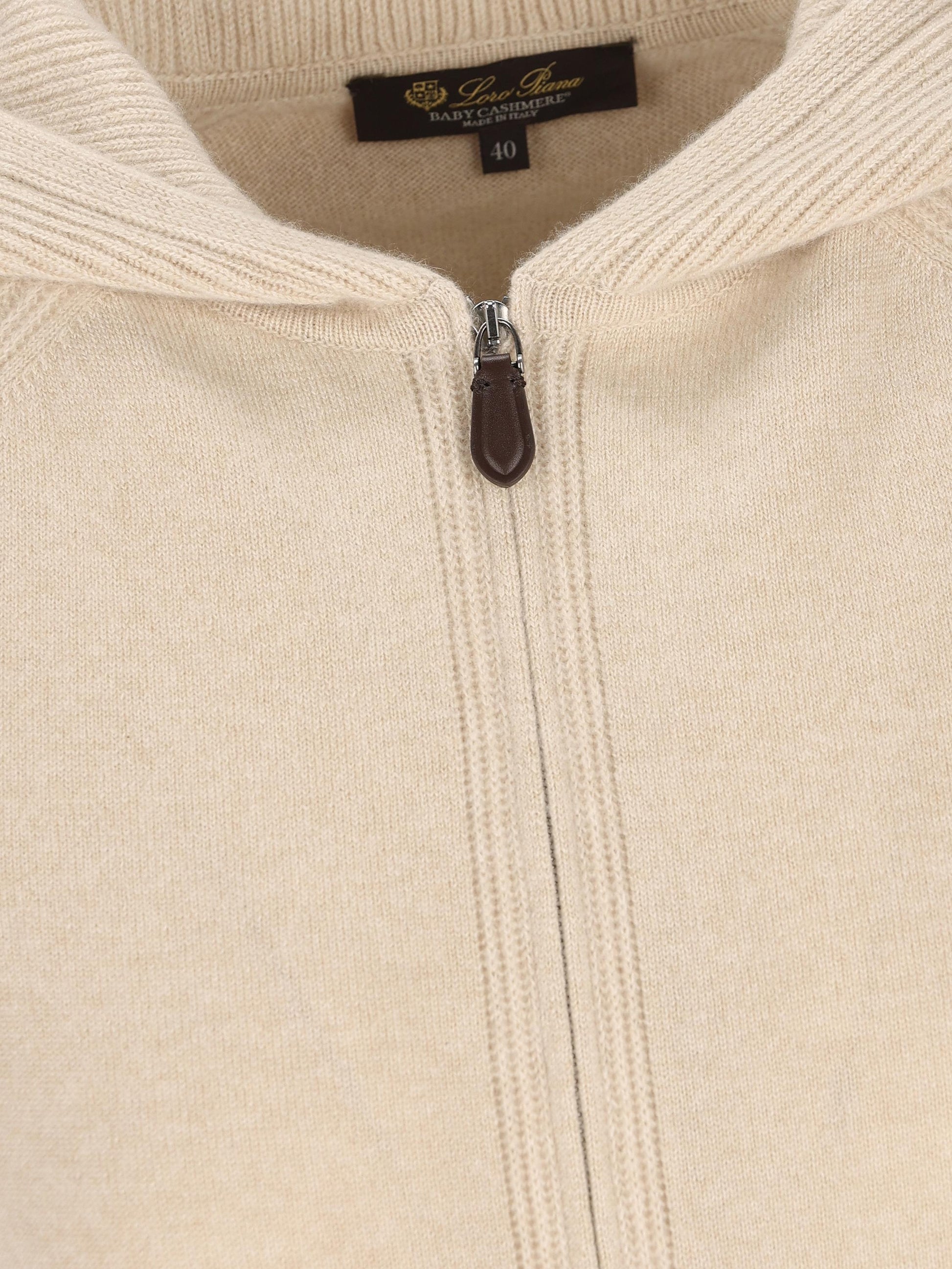 Maglia realizzata in baby cashmere. FAP0176 A193 LORO PIANA 