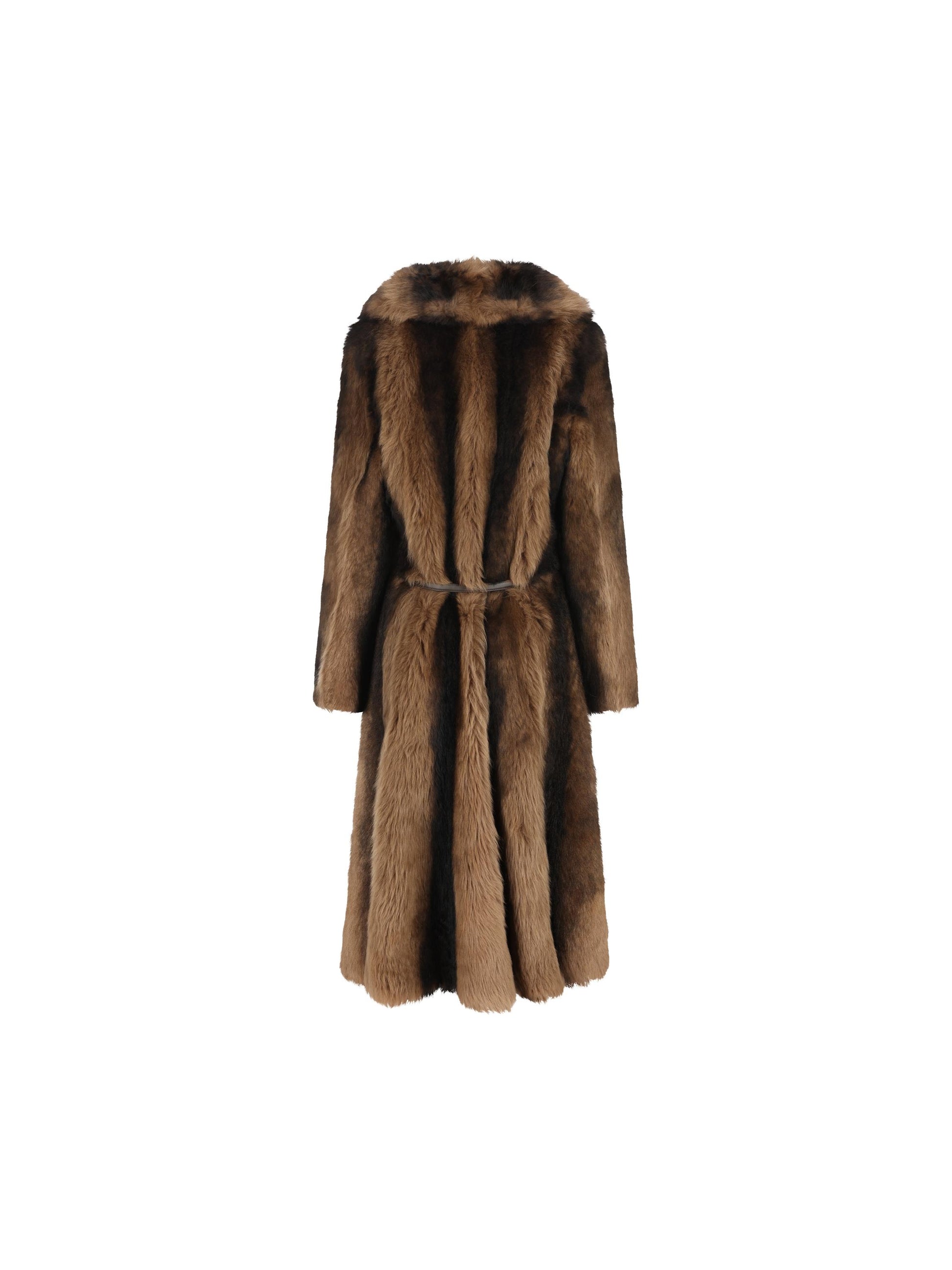 Cappotto realizzato in pelliccia di agnello. FM5421 AOP4F0UBY FENDI 