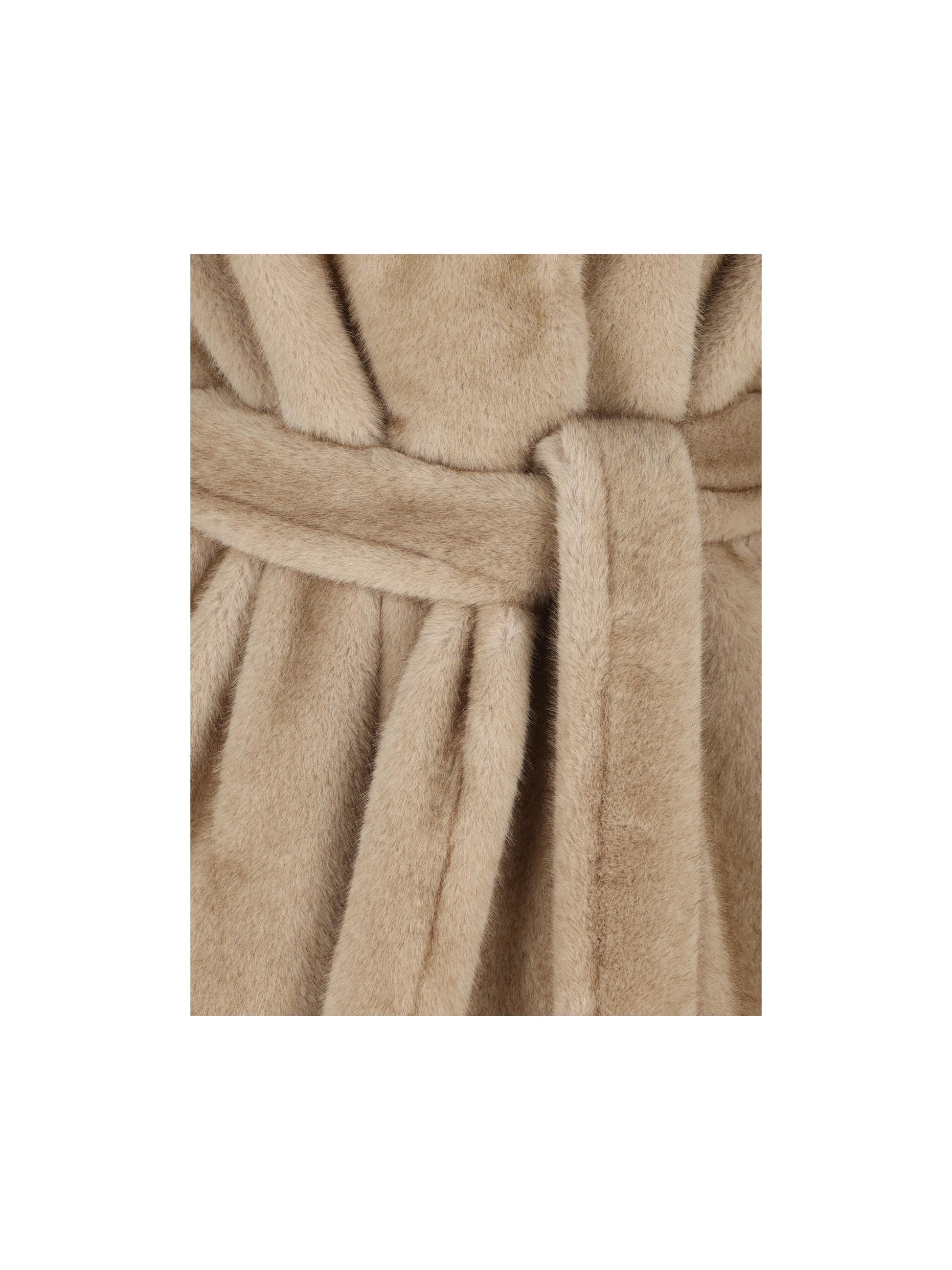 Cappotto realizzato in poliestere. CA000582D 127391985 HERNO 