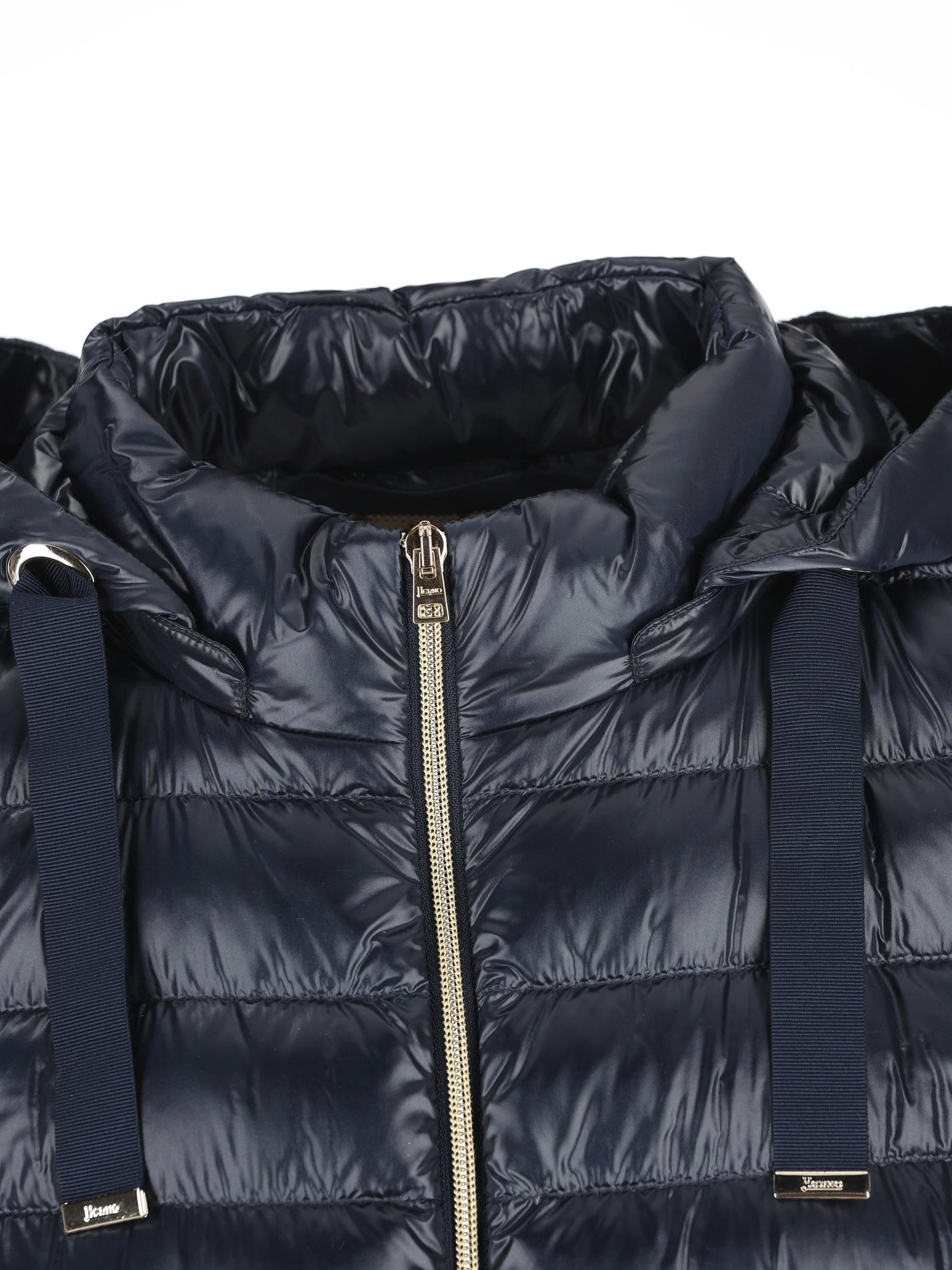 Smanicato realizzato in nylon. PI002217D 12017Z9200 HERNO 