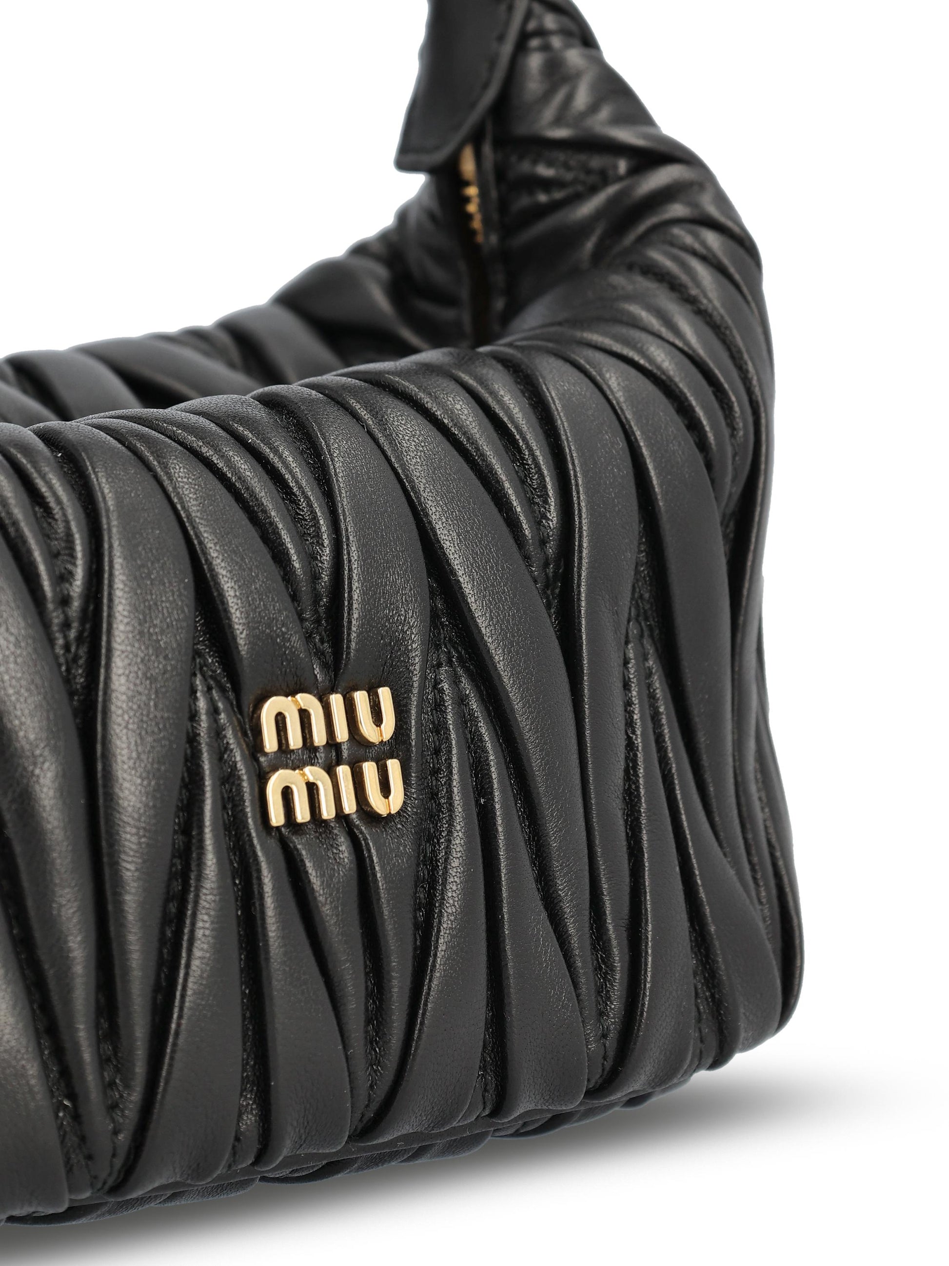 Pouch realizzata in pelle di agnello. 5BP100 AN88F0002 MIU MIU 