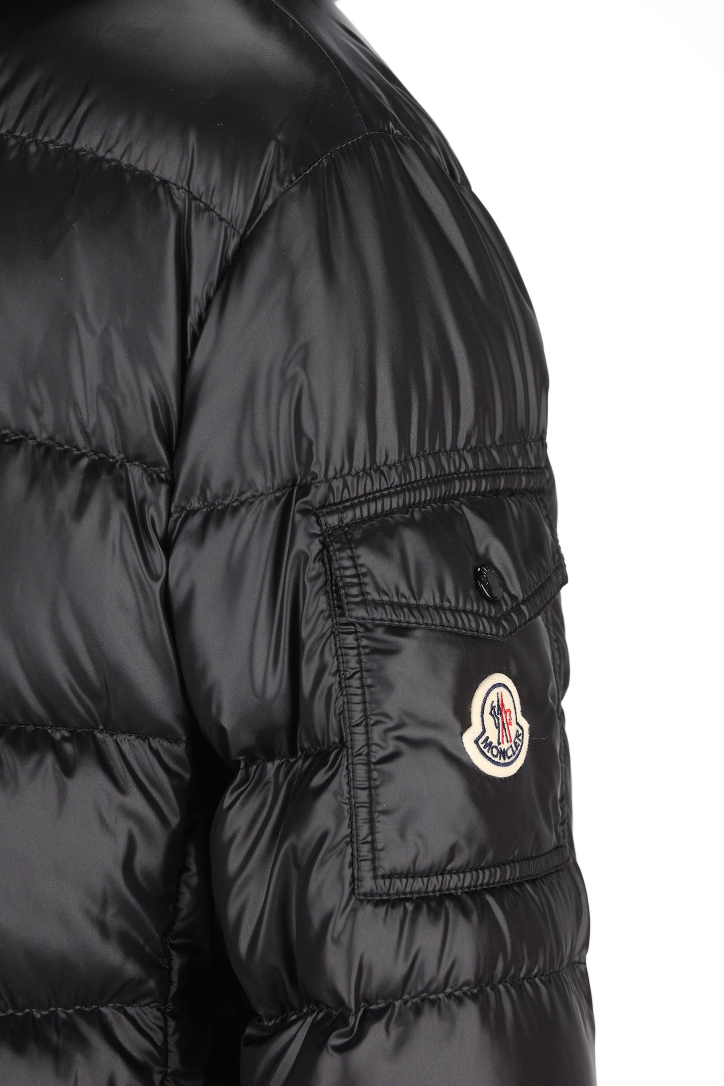 Piumino realizzato in poliammide. W1A00097 597YG999 MONCLER 