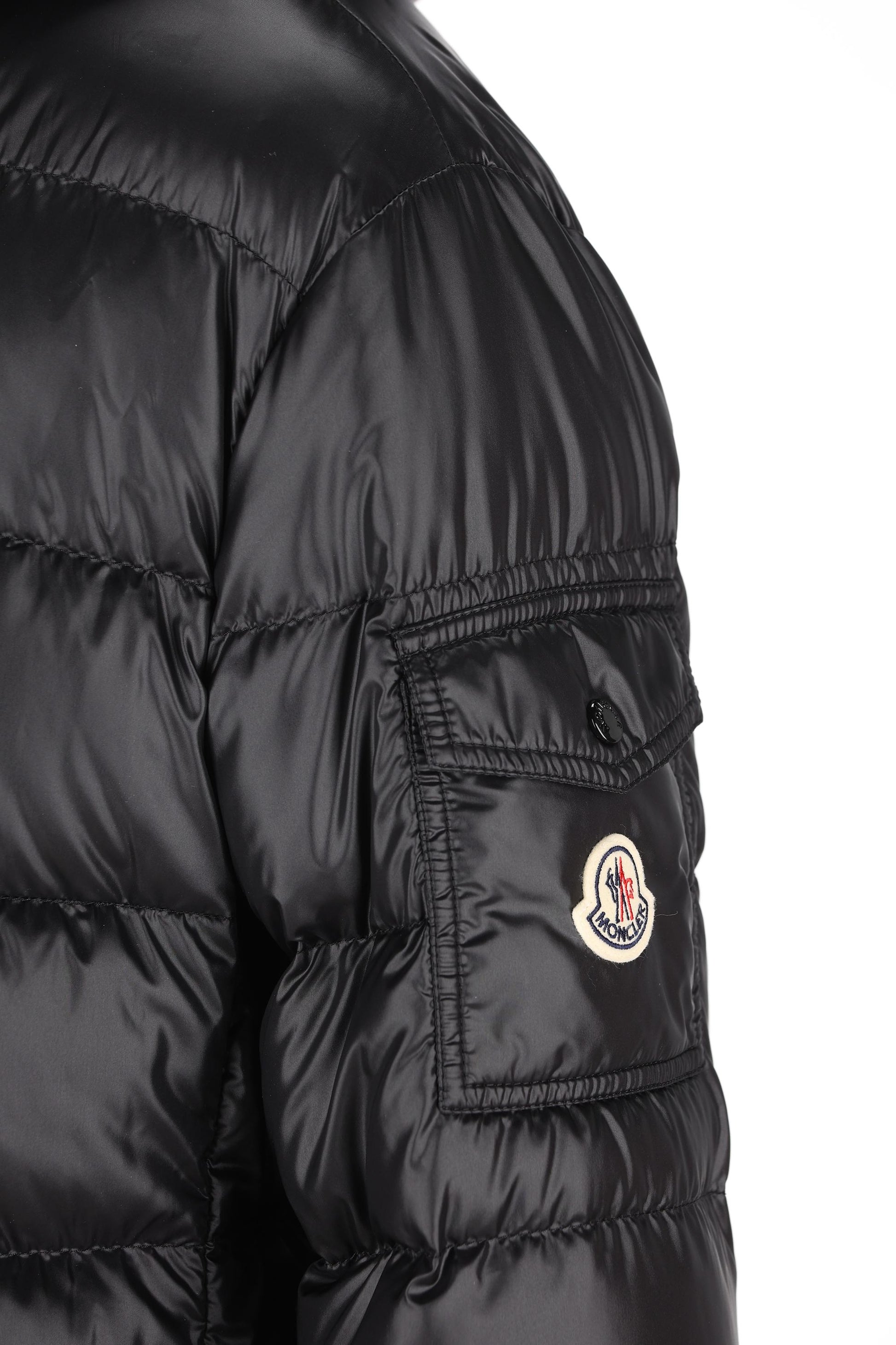 Piumino realizzato in poliammide. W1A00097 597YG999 MONCLER 
