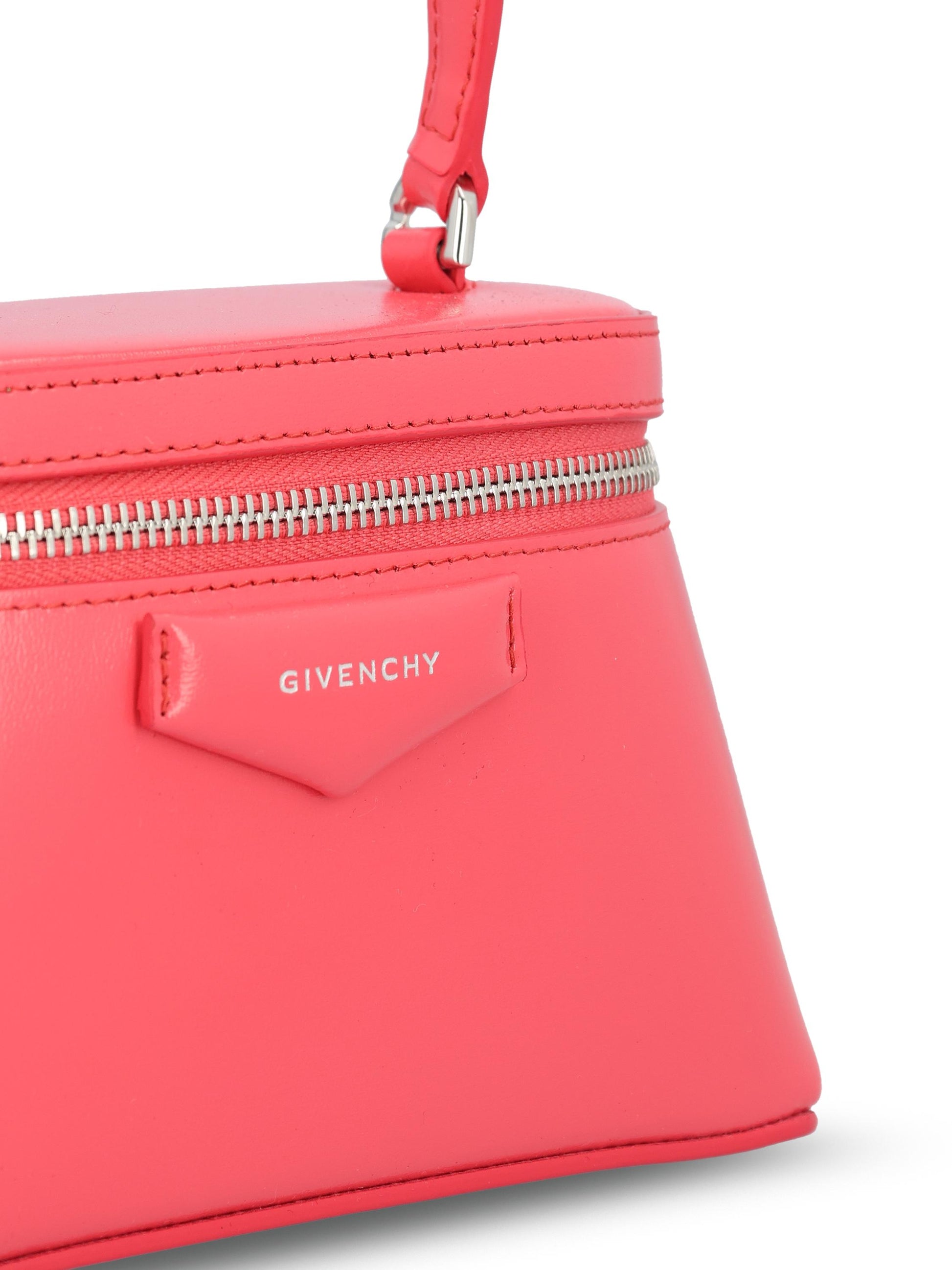 Beauty case realizzato in pelle. BB60QMB00D 814 GIVENCHY 