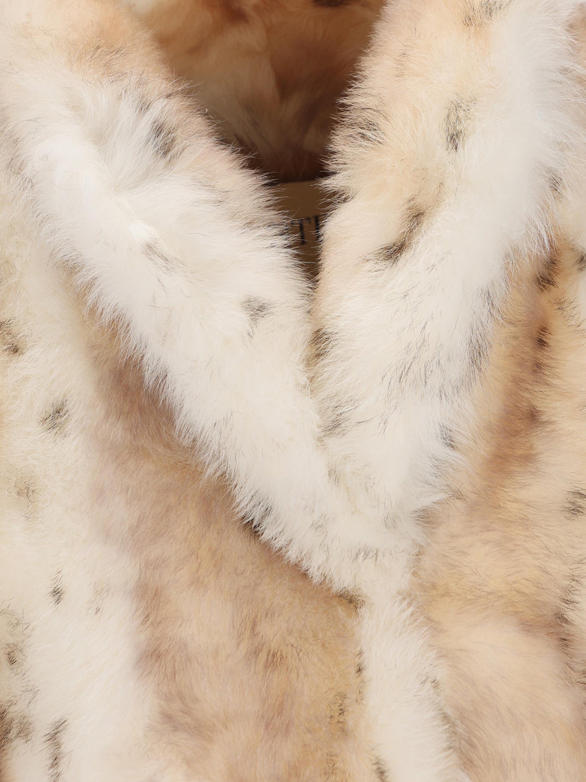 Cappotto realizzato in shearling. 7B0NB06H9QD AM0 VALENTINO GARAVANI 