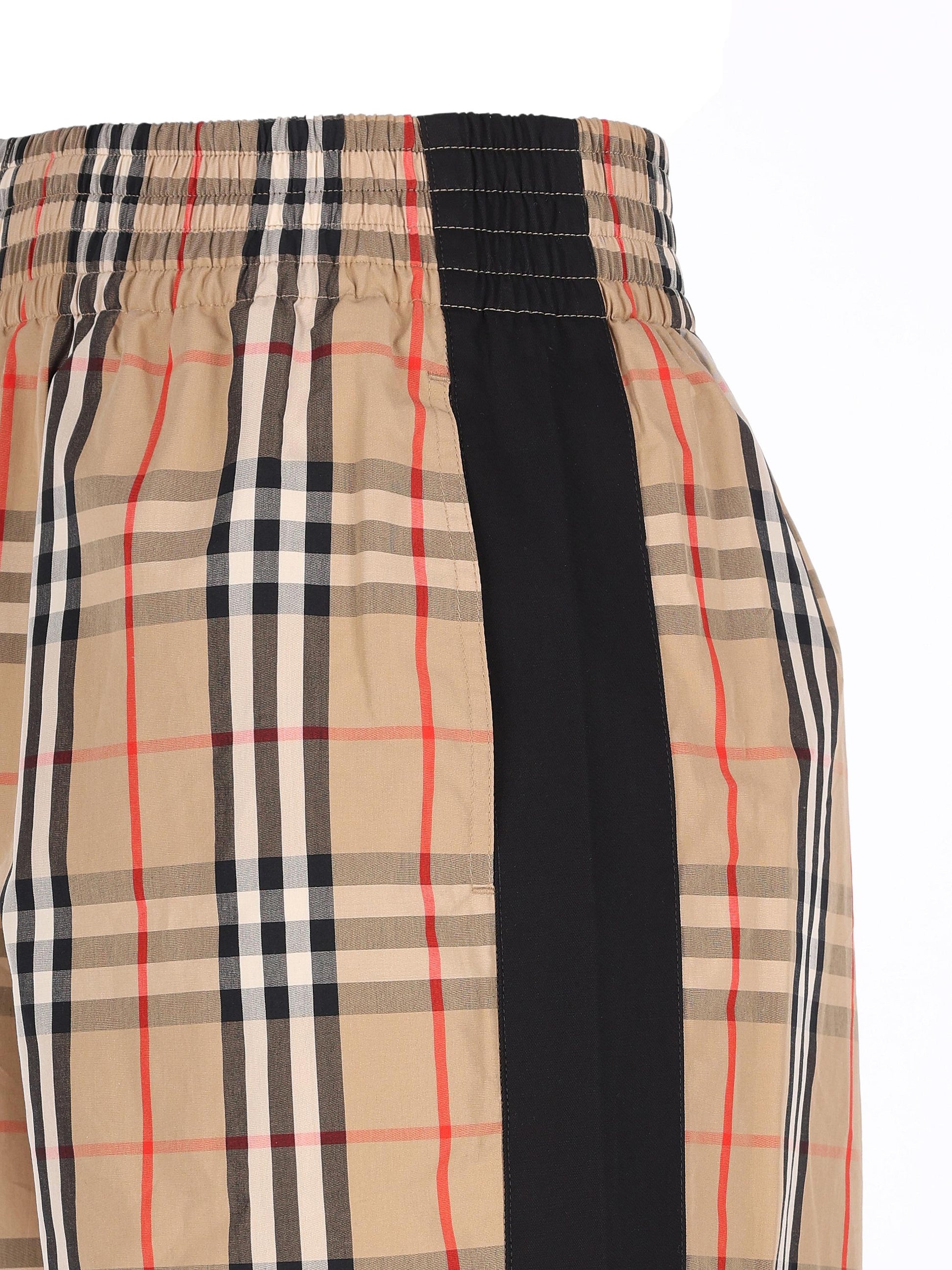 Pantaloni realizzati in cotone. 8111874 A7028 BURBERRY 