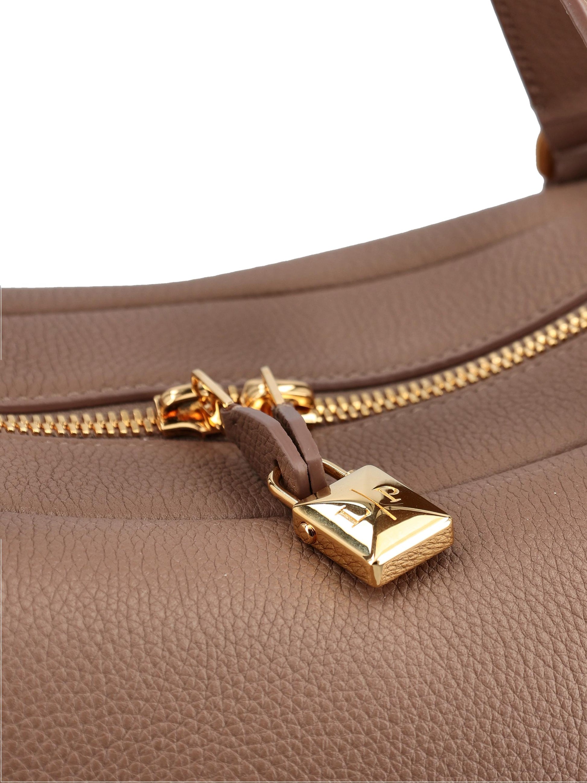 Borsa realizzata in pelle di vitello. FAP1996 D0Q9 LORO PIANA 