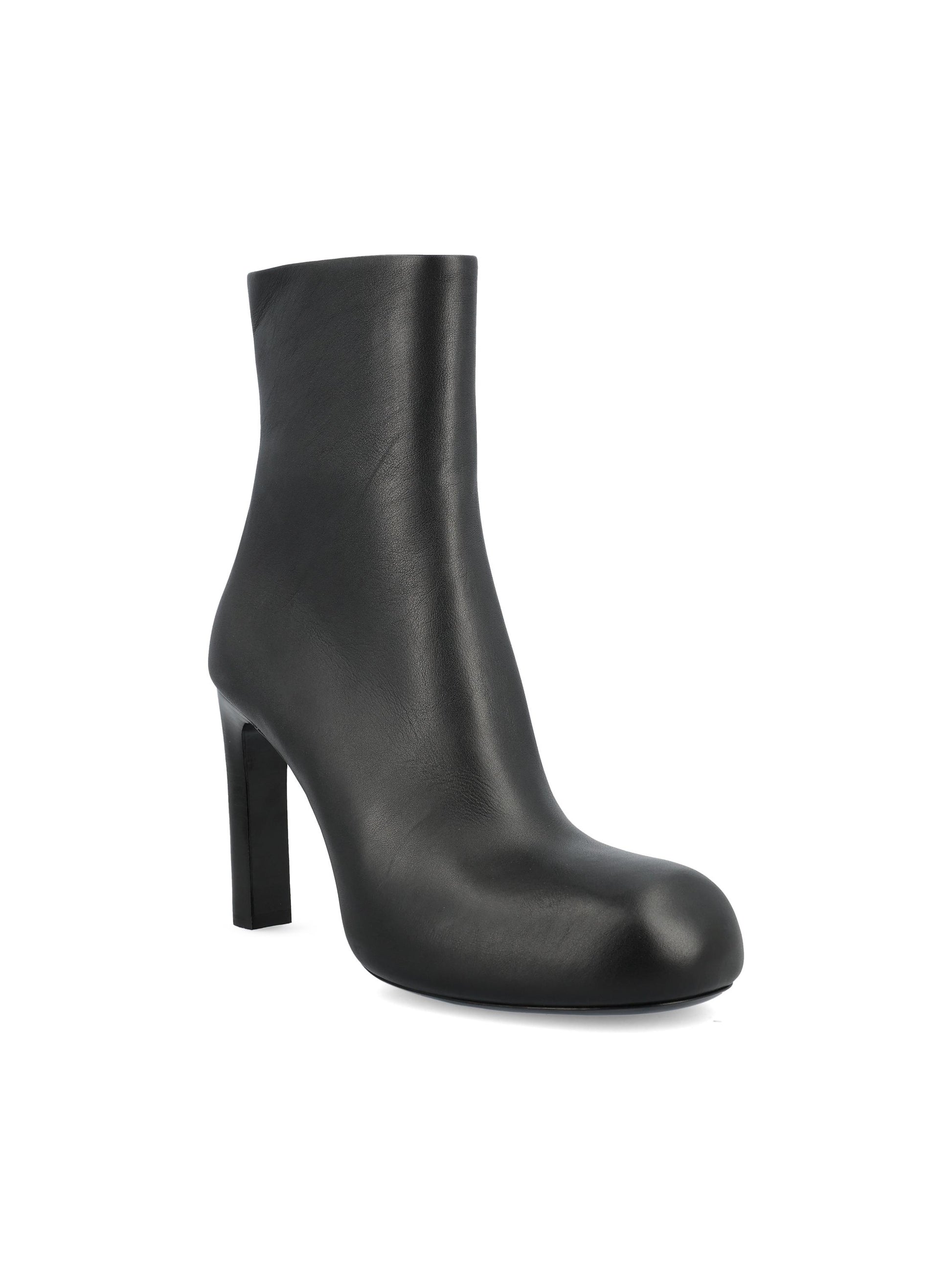 Stivali realizzati in pelle. 844897 WBDH51081 BALENCIAGA 