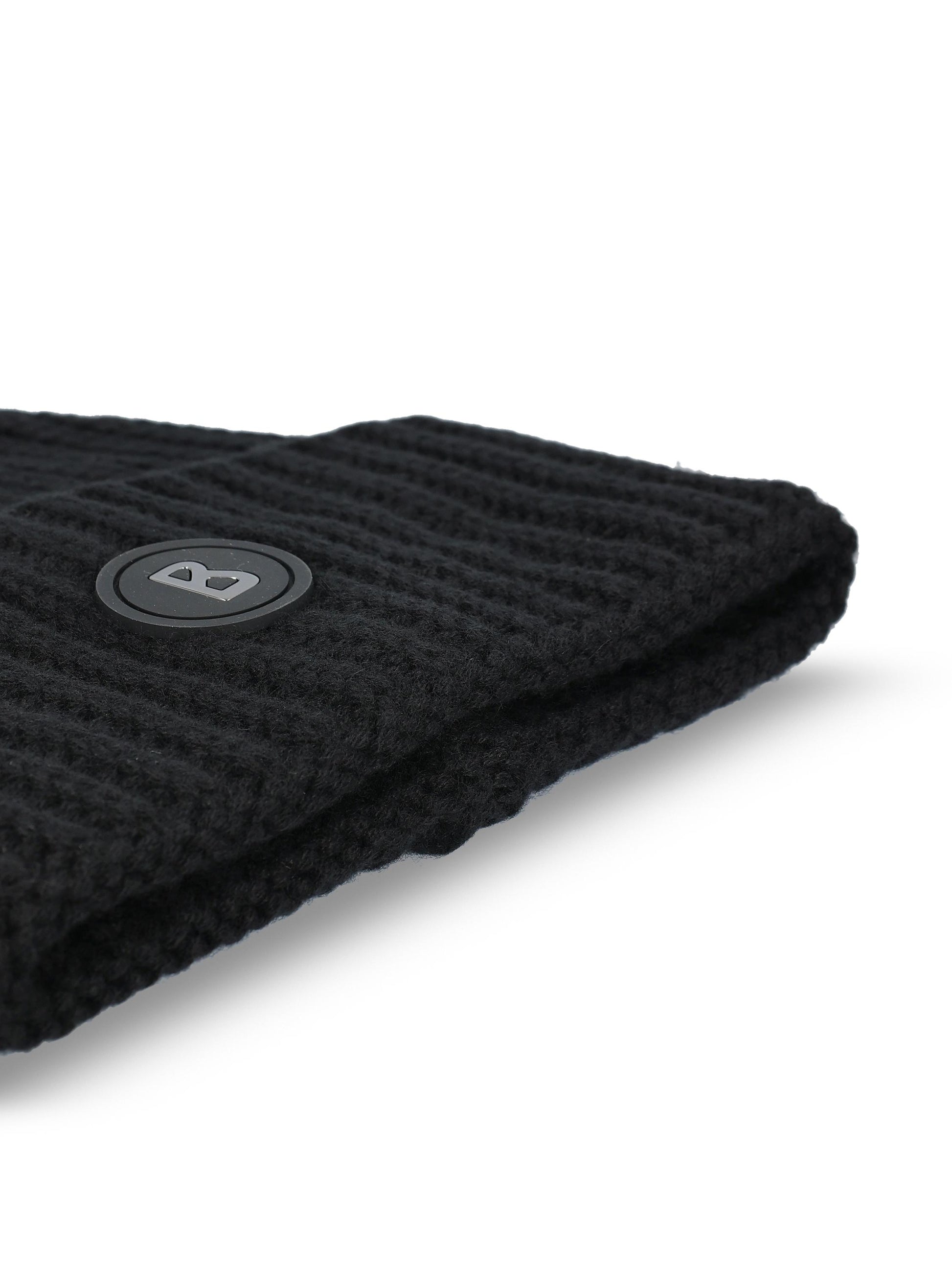 Cappellino realizzato in cashmere. 91198521 026 BOGNER 