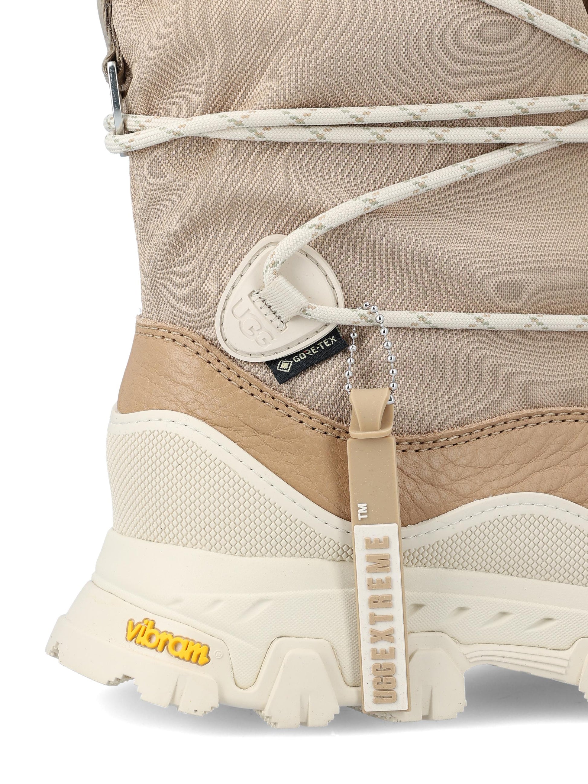 Stivali realizzati in pelle impermeabile. 1161890 SAN UGG 