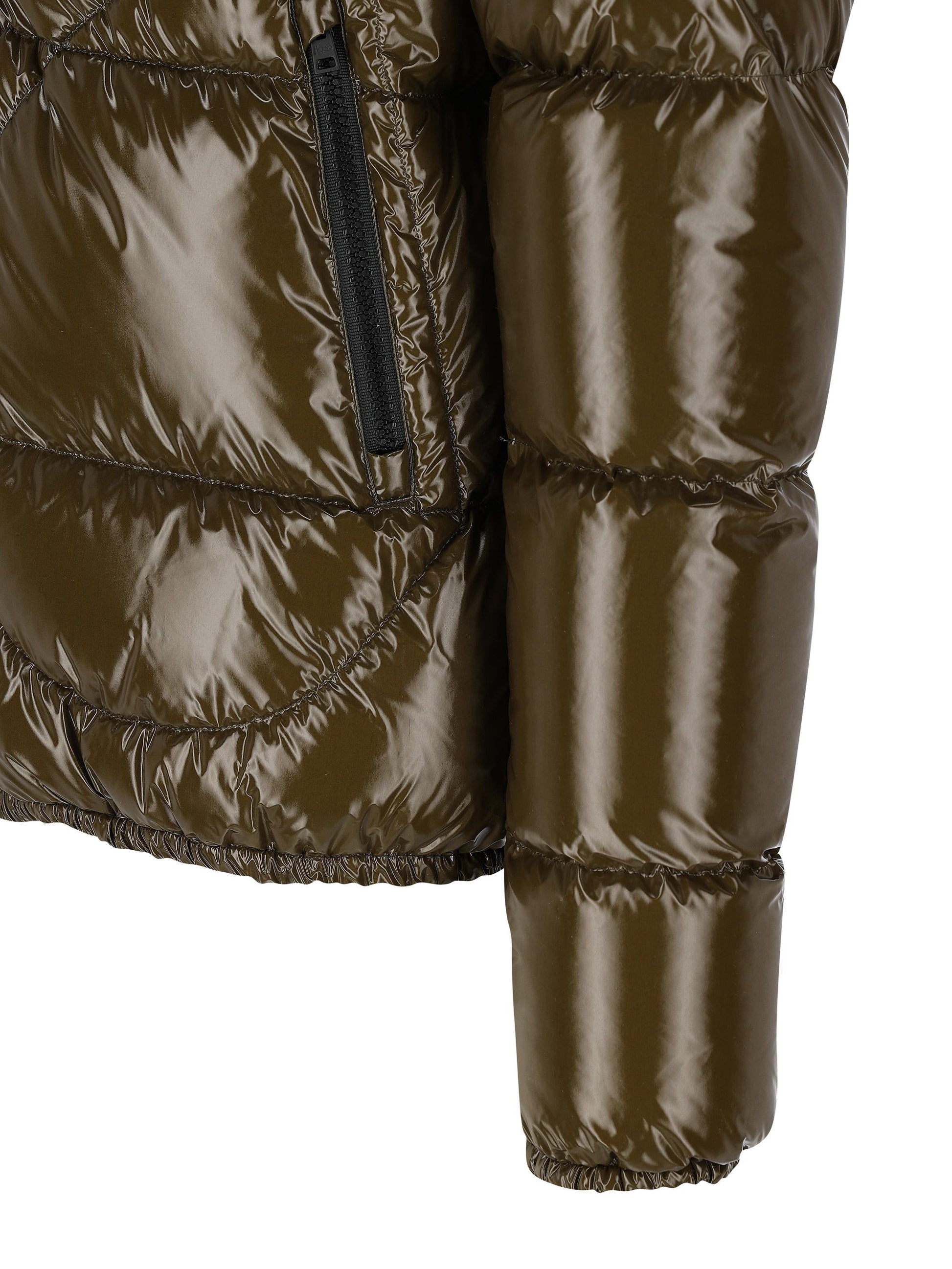 Piumino corto effetto lucido con cappuccio PI001133U 12220Z7740 HERNO 