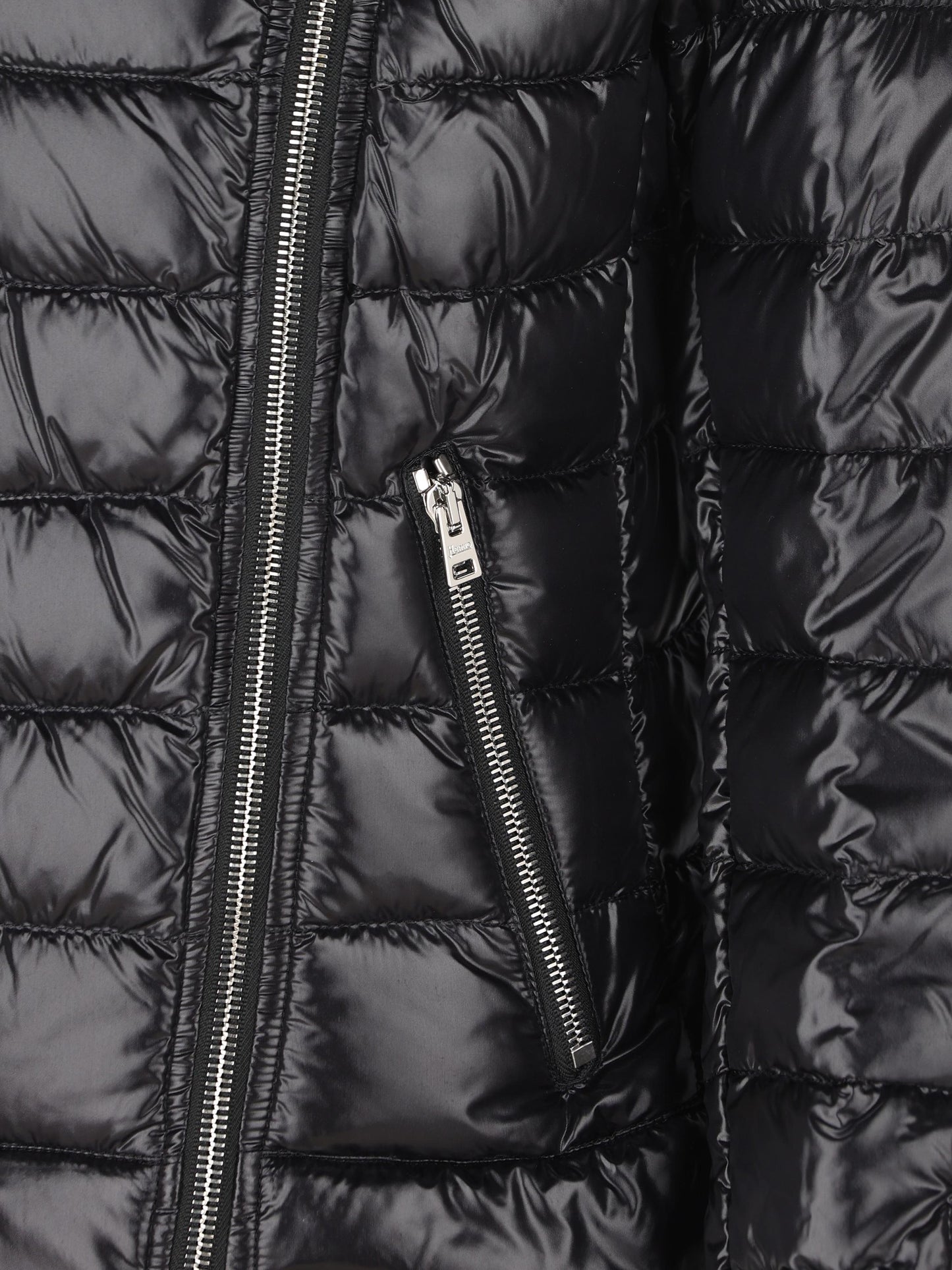 Bomber realizzato in nylon. PI001667D 12017Z9300 HERNO 