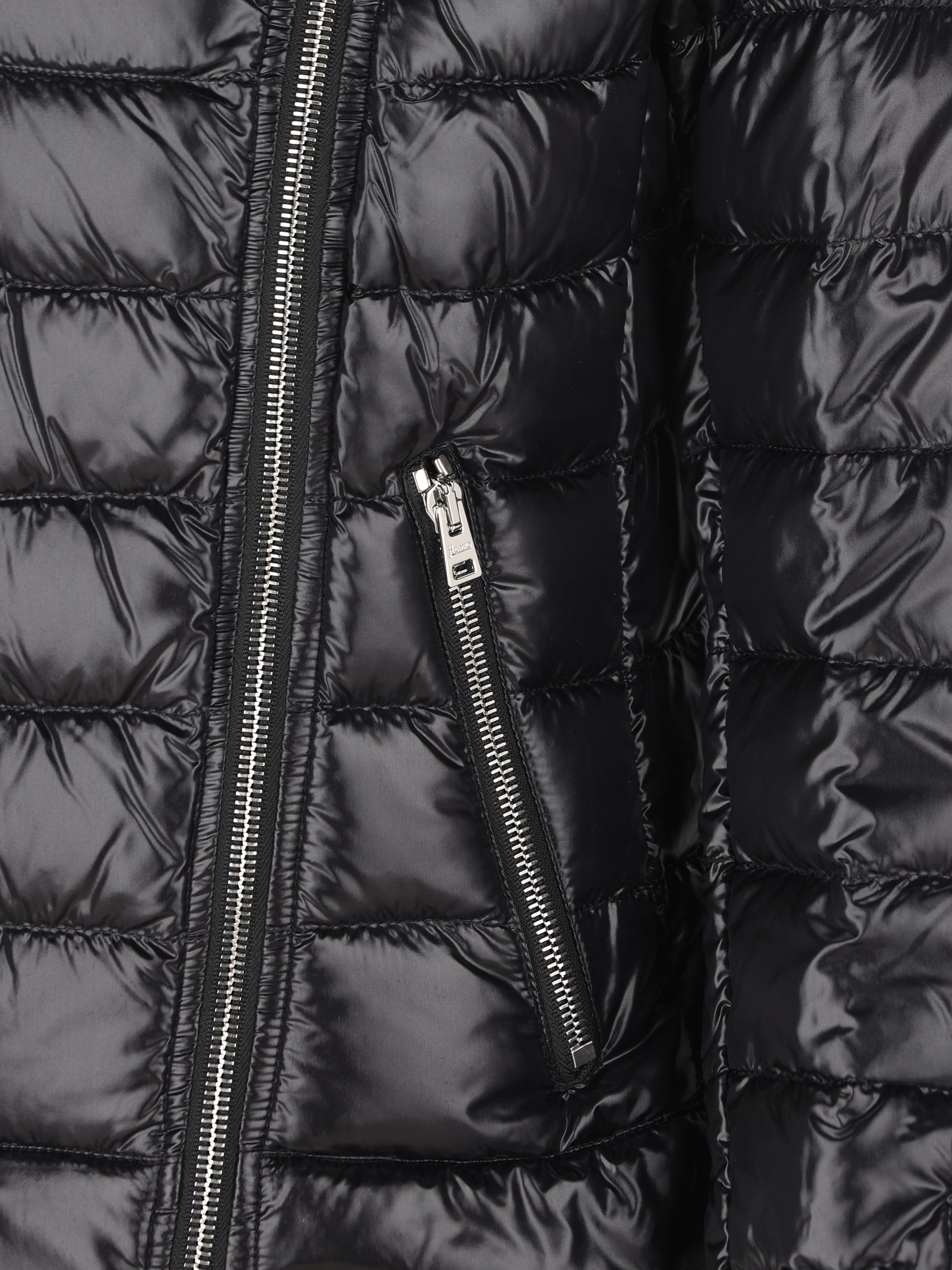 Bomber realizzato in nylon. PI001667D 12017Z9300 HERNO 