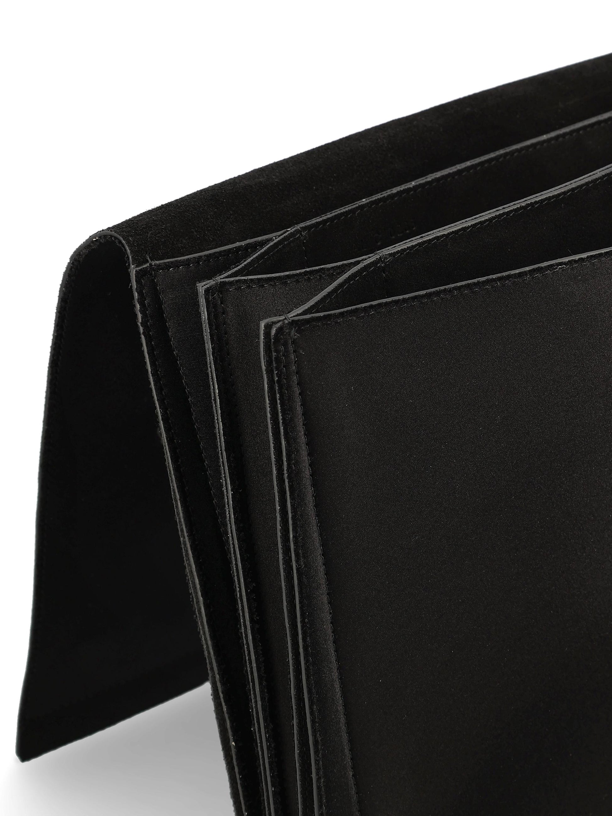 Pochette realizzata in seta e pelle. BB514EB2CK 001 GIVENCHY 