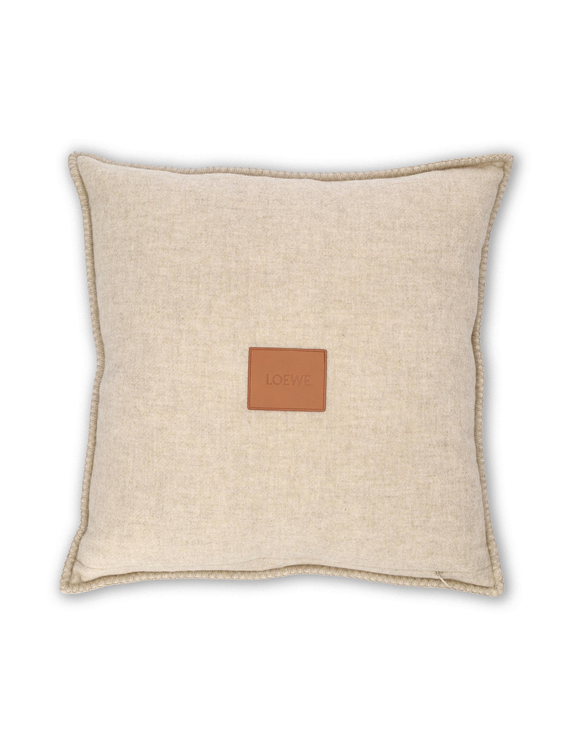 Cuscino realizzato in lana e cashmere. TSF3HM2W02 2692 LOEWE 