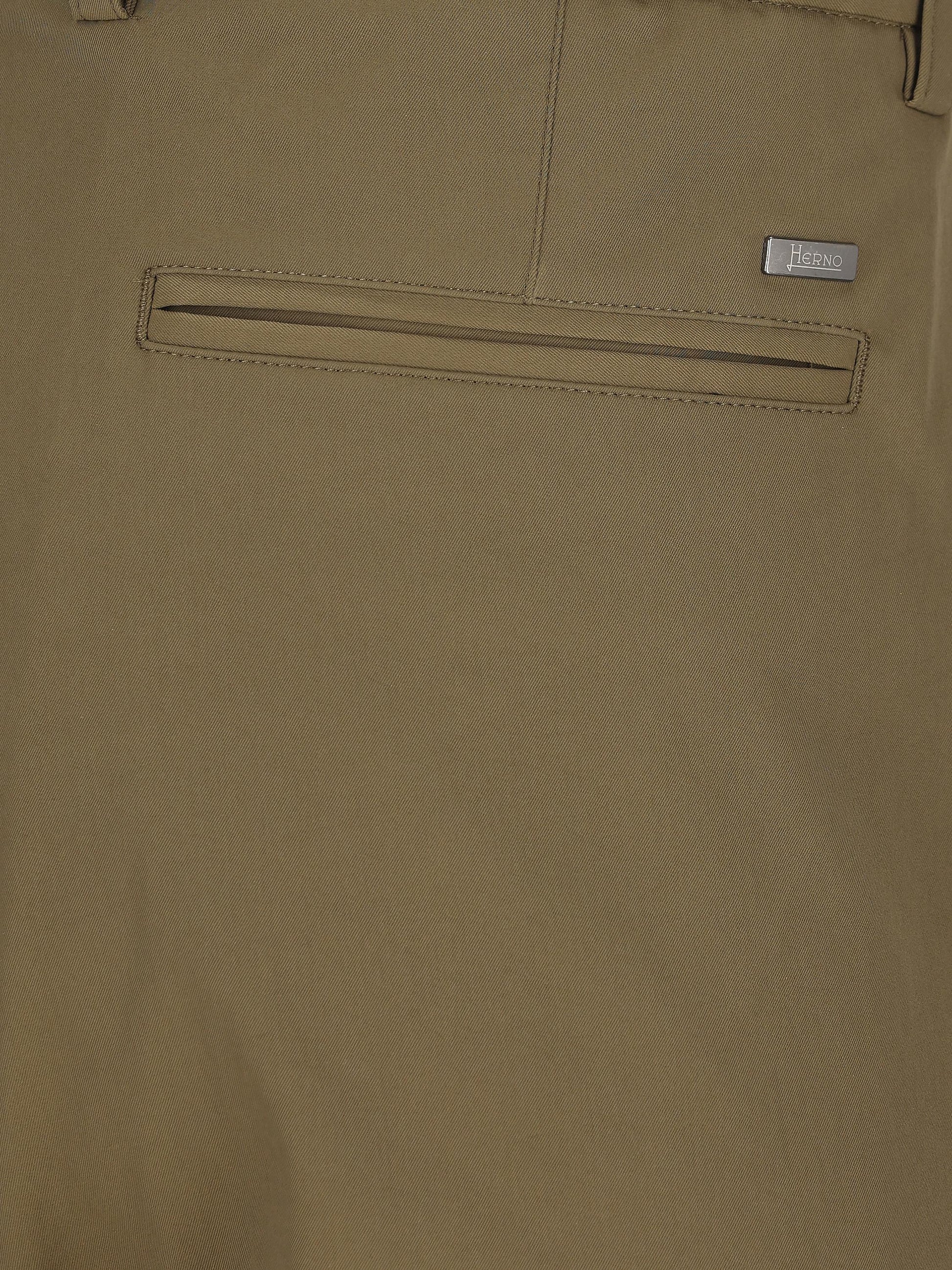 Pantaloni realizzati in poliestere e cotone. PT000091U 125317740 HERNO 