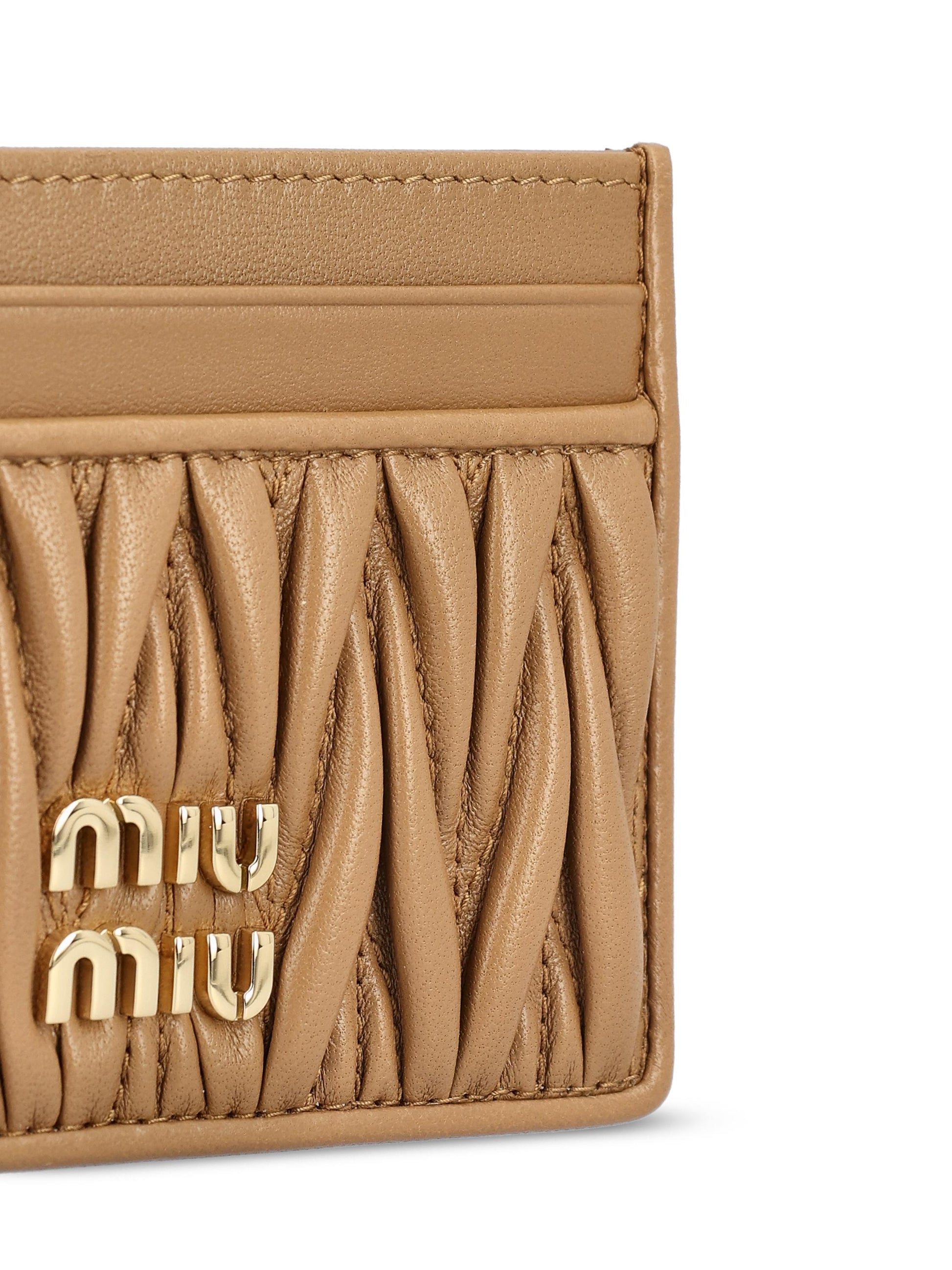 Portacarte realizzato in pelle. 5MC076 AFPPF098L MIU MIU 