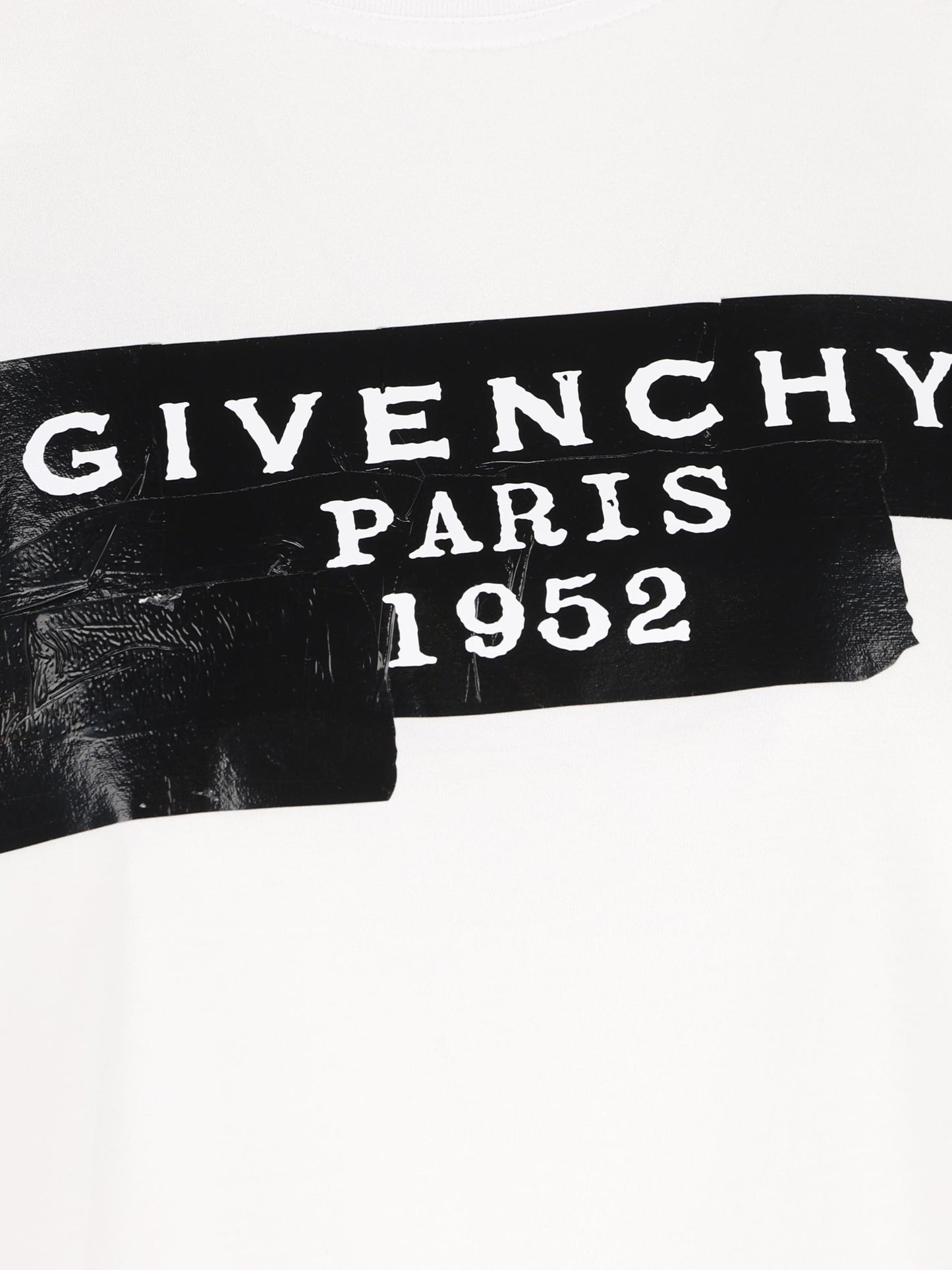 T-Shirt realizzata in cotone. BW70FJP78U 100 GIVENCHY 