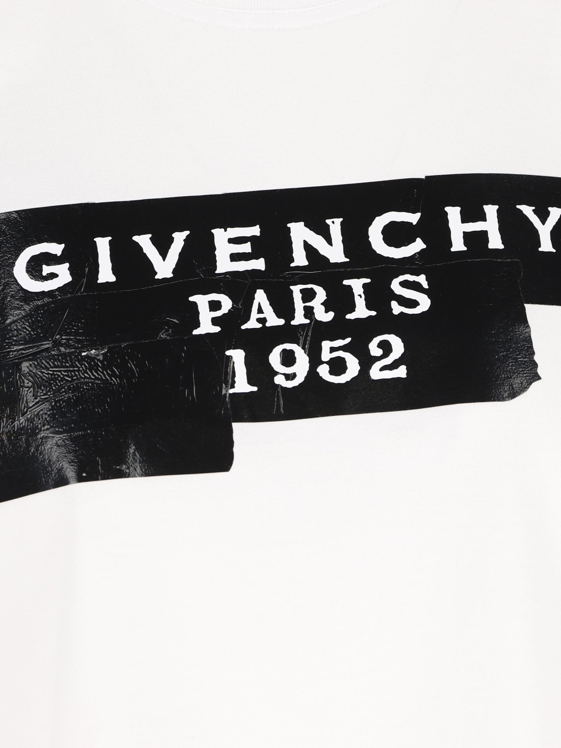 T-Shirt realizzata in cotone. BW70FJP78U 100 GIVENCHY 