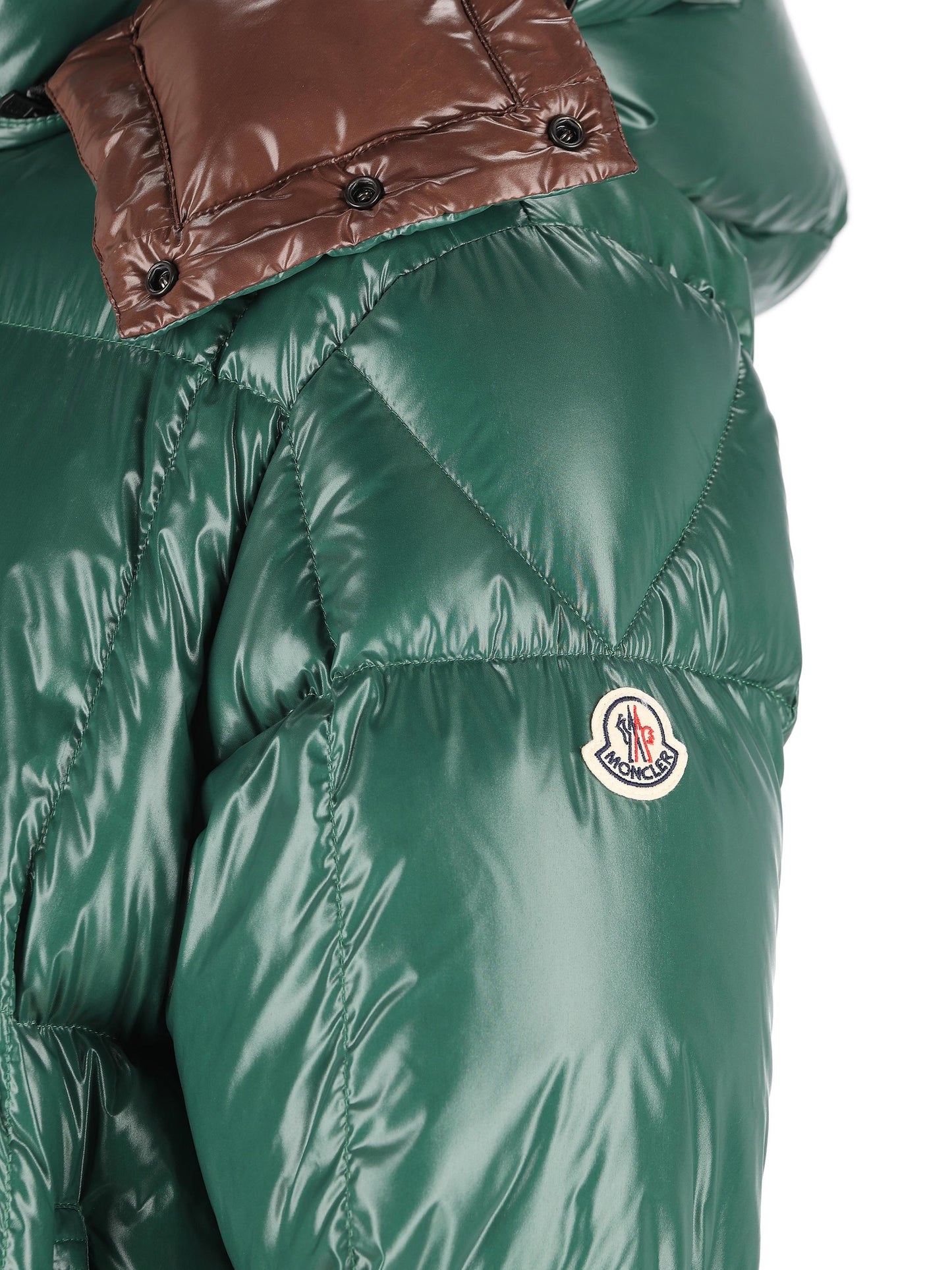Piumino corto realizzato in nylon laqué. M1A00187 597Z8866 MONCLER 