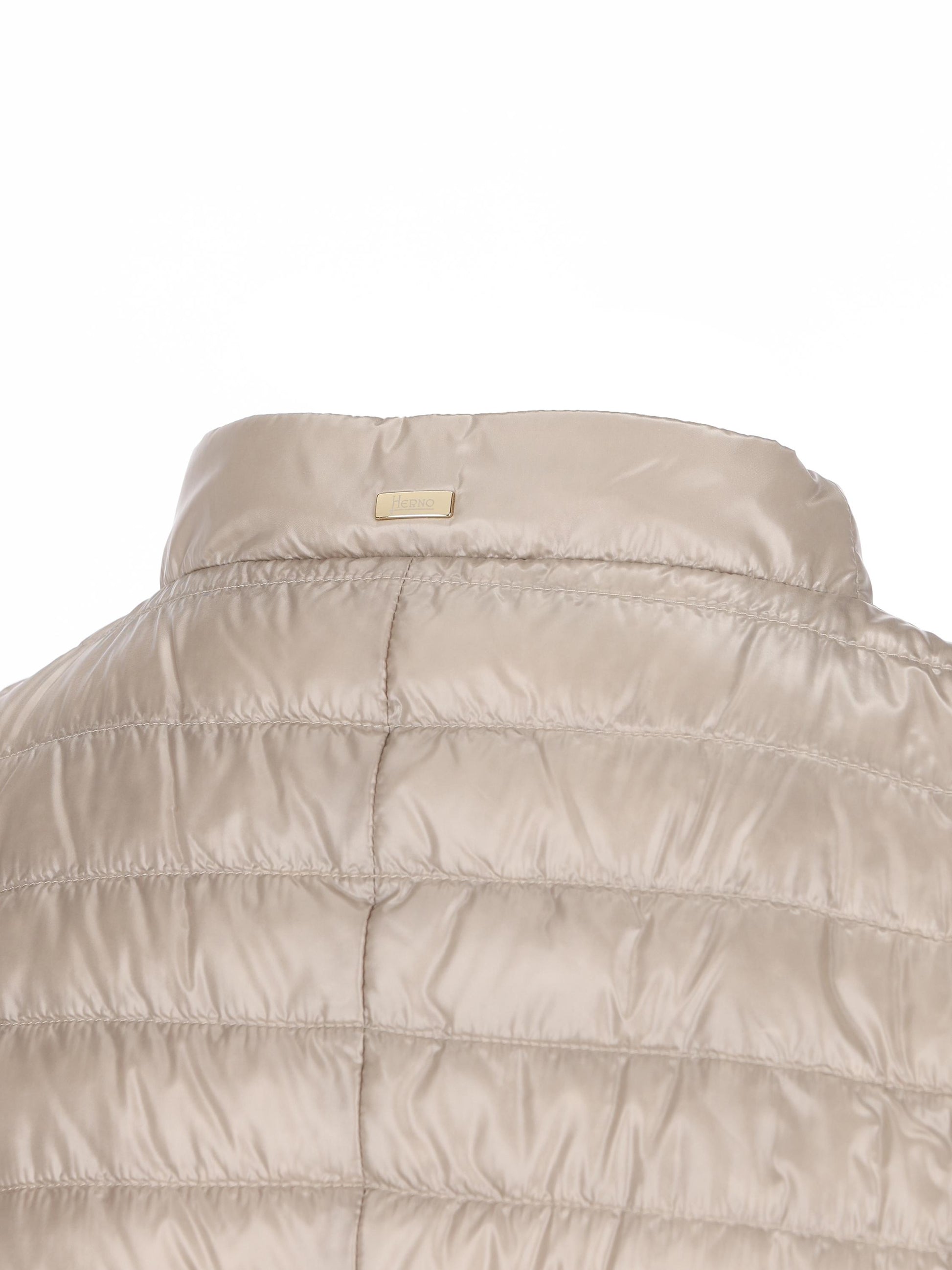 Piumino realizzato in poliammide. PI0608DIC 12017Z1985 HERNO 