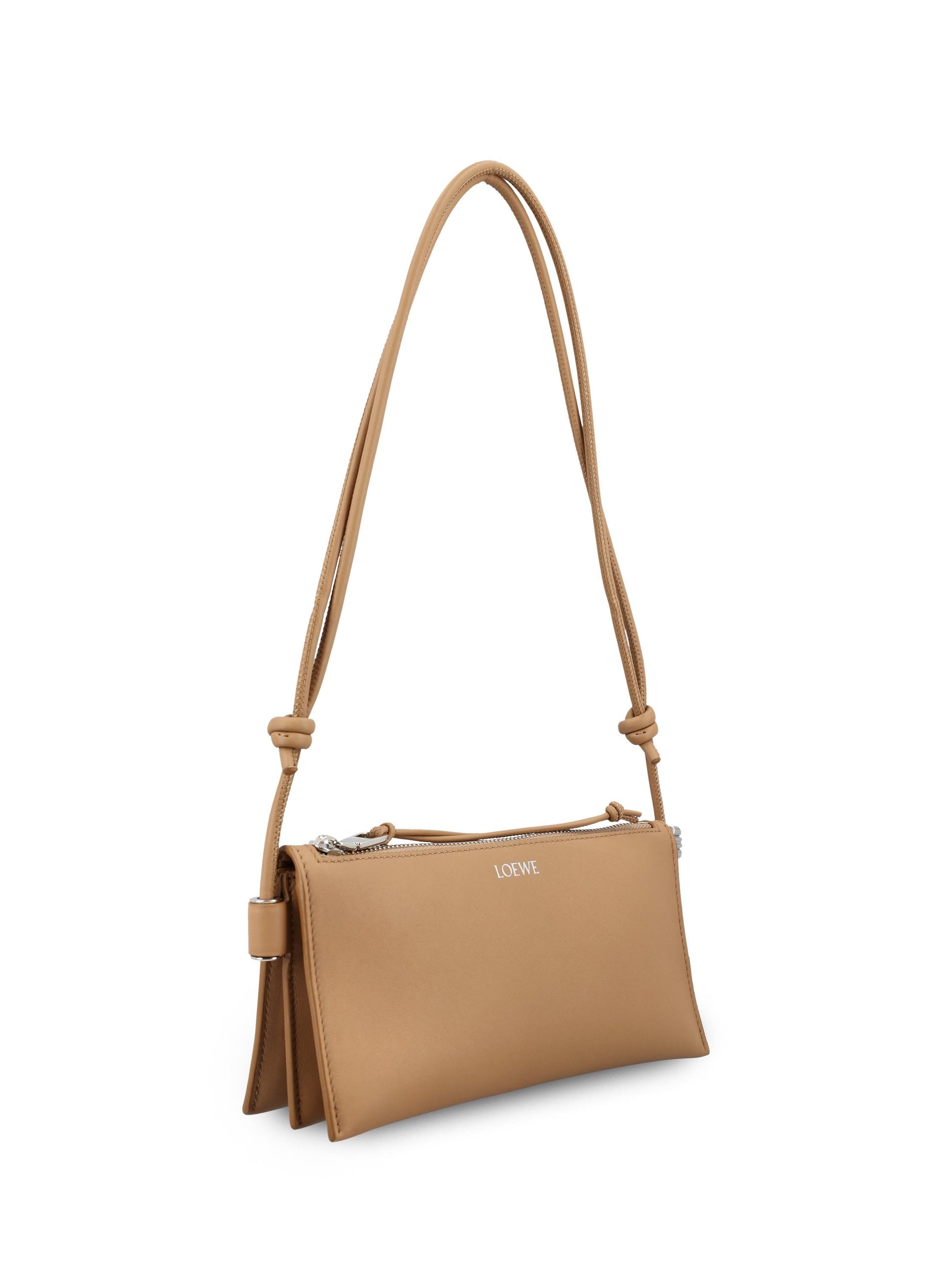 Marsupio realizzato in pelle di vitello. C630R10X03 9579 LOEWE 