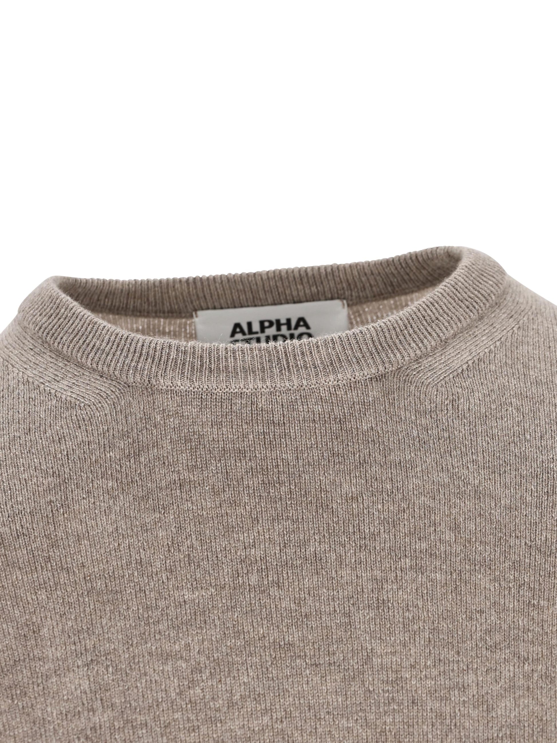 Maglione realizzato in cashmere. 3150C 1016 ALPHA STUDIO 