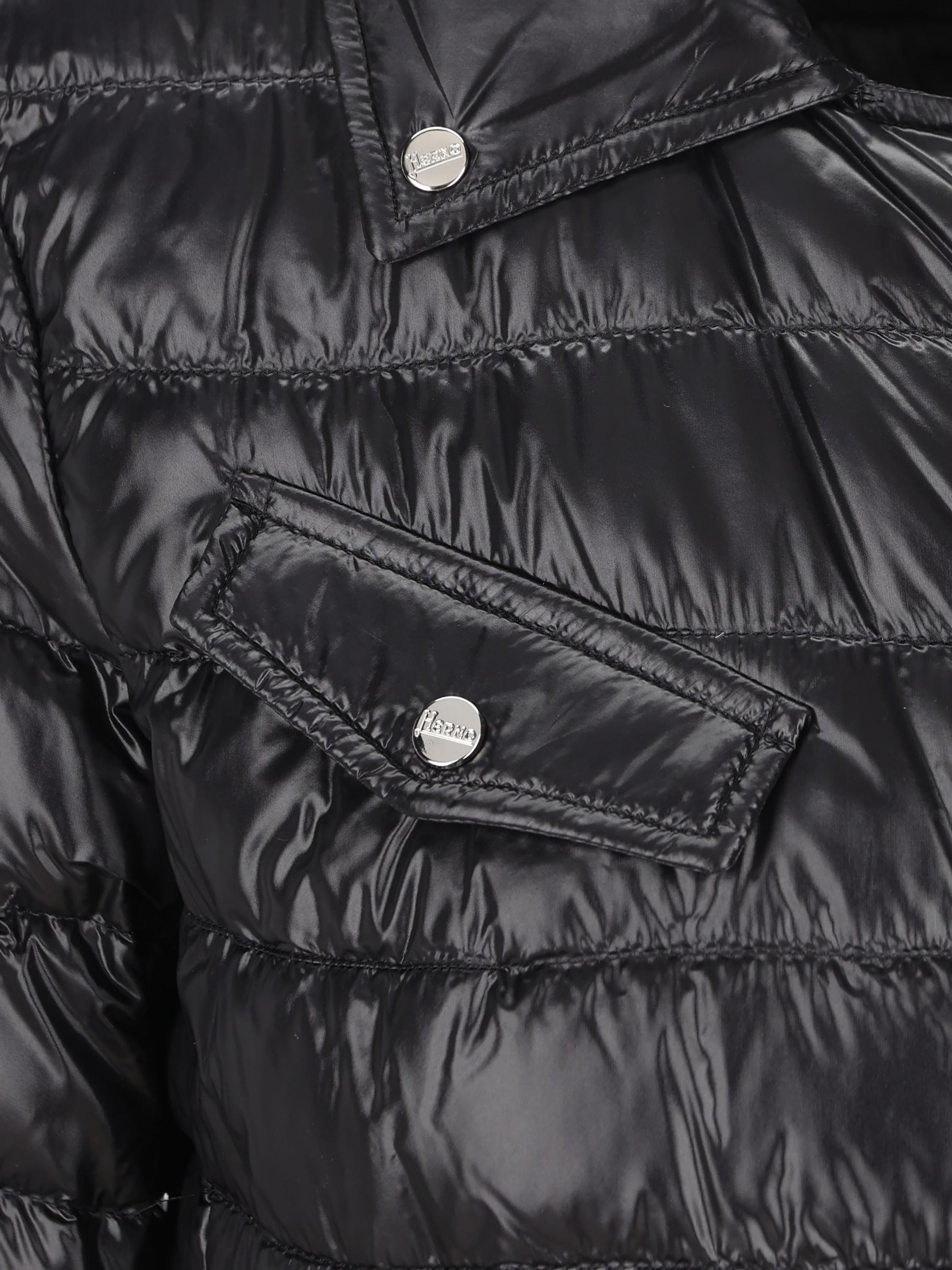 Bomber realizzato in nylon. PI001667D 12017Z9300 HERNO 