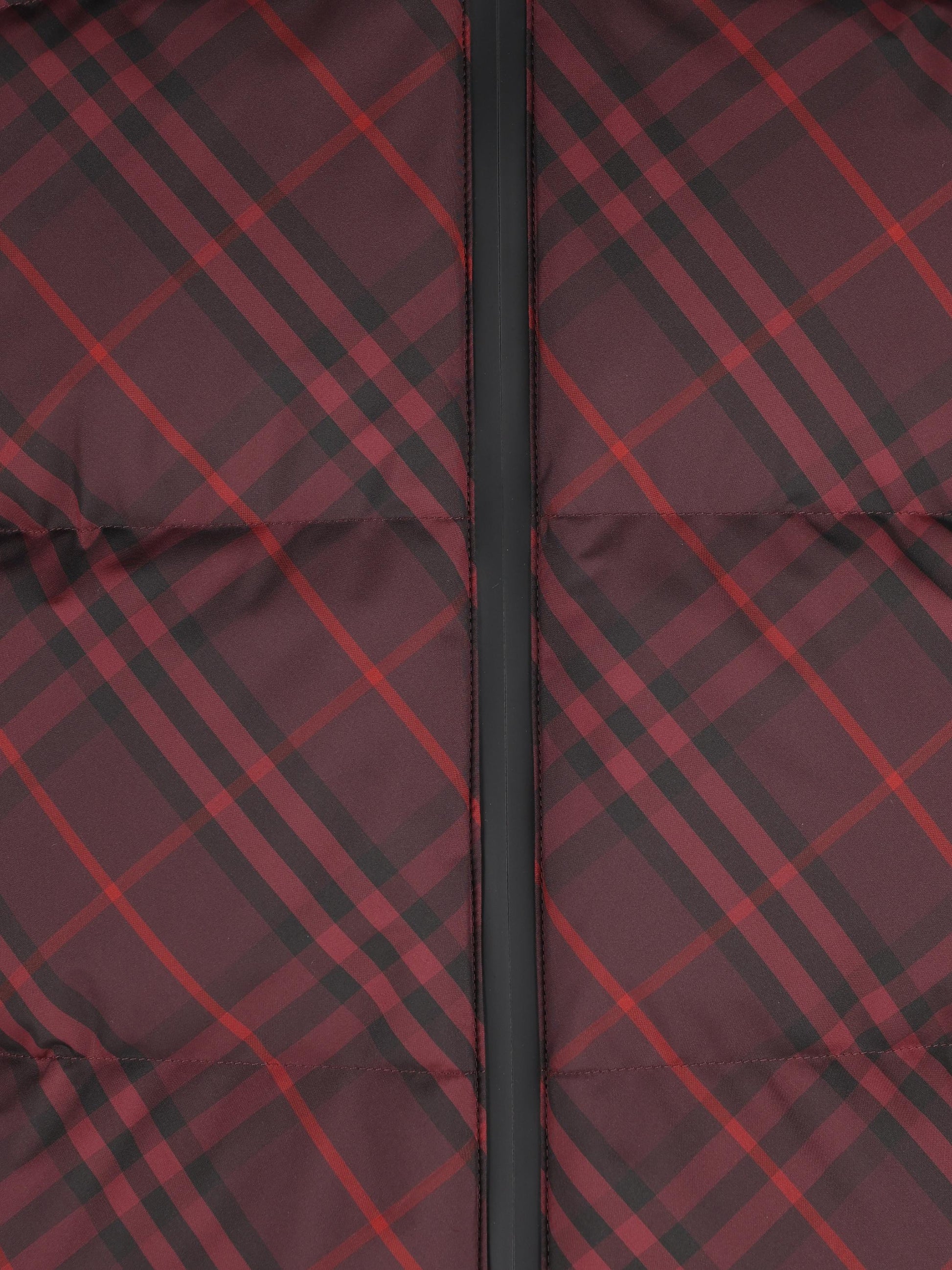 Piumino realizzato in poliestere. 8115472 C3474 BURBERRY 