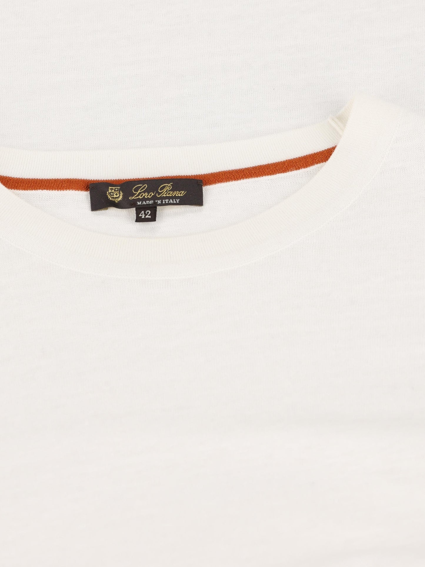 T-Shirt realizzata in lino. FAM8654 1000 LORO PIANA 