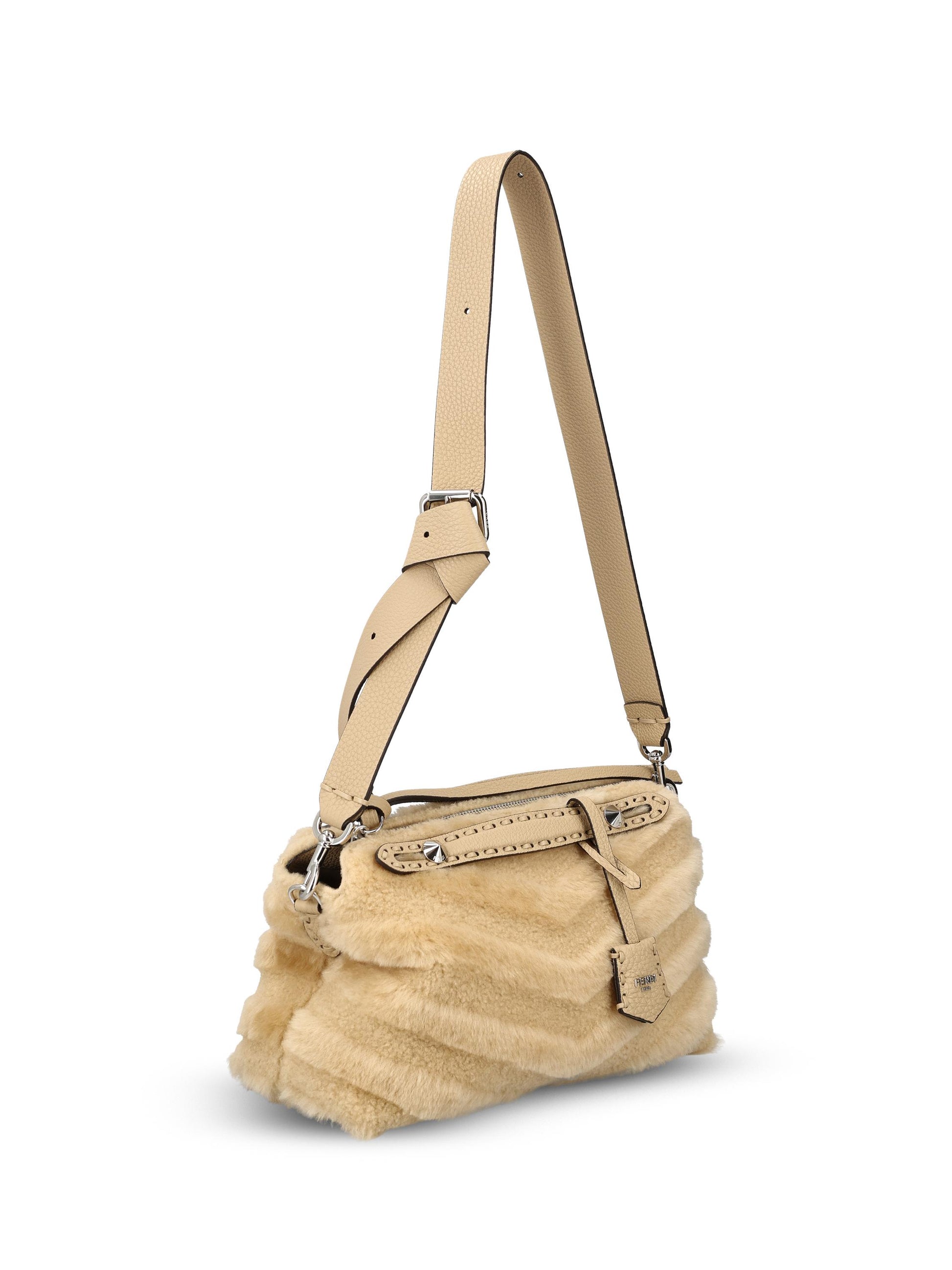 Borsa realizzata in shearling. 8BL155 AYD1F1734 FENDI 