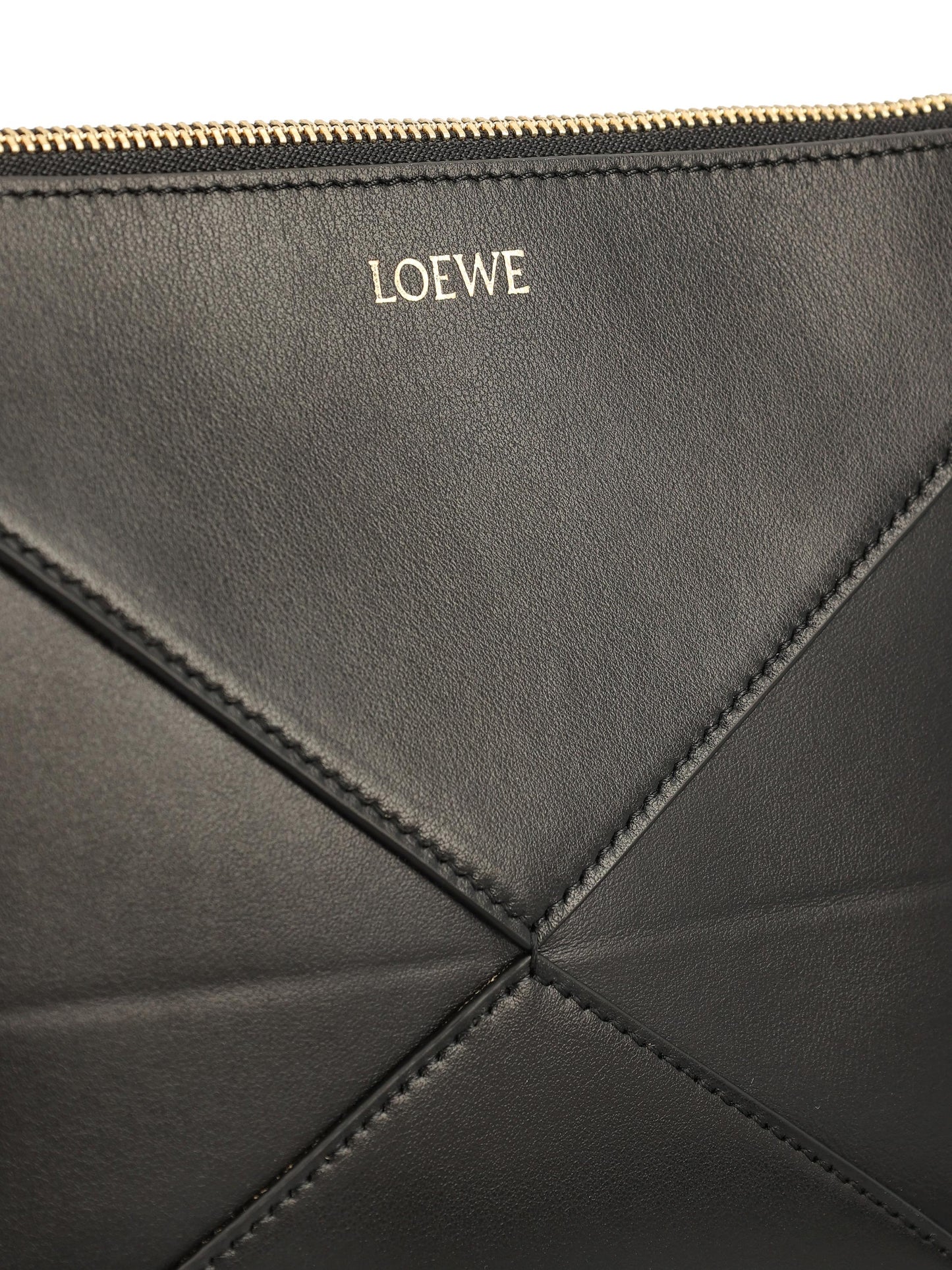 Pochette realizzata in pelle di vitello. C510PT1X01 1100 LOEWE 