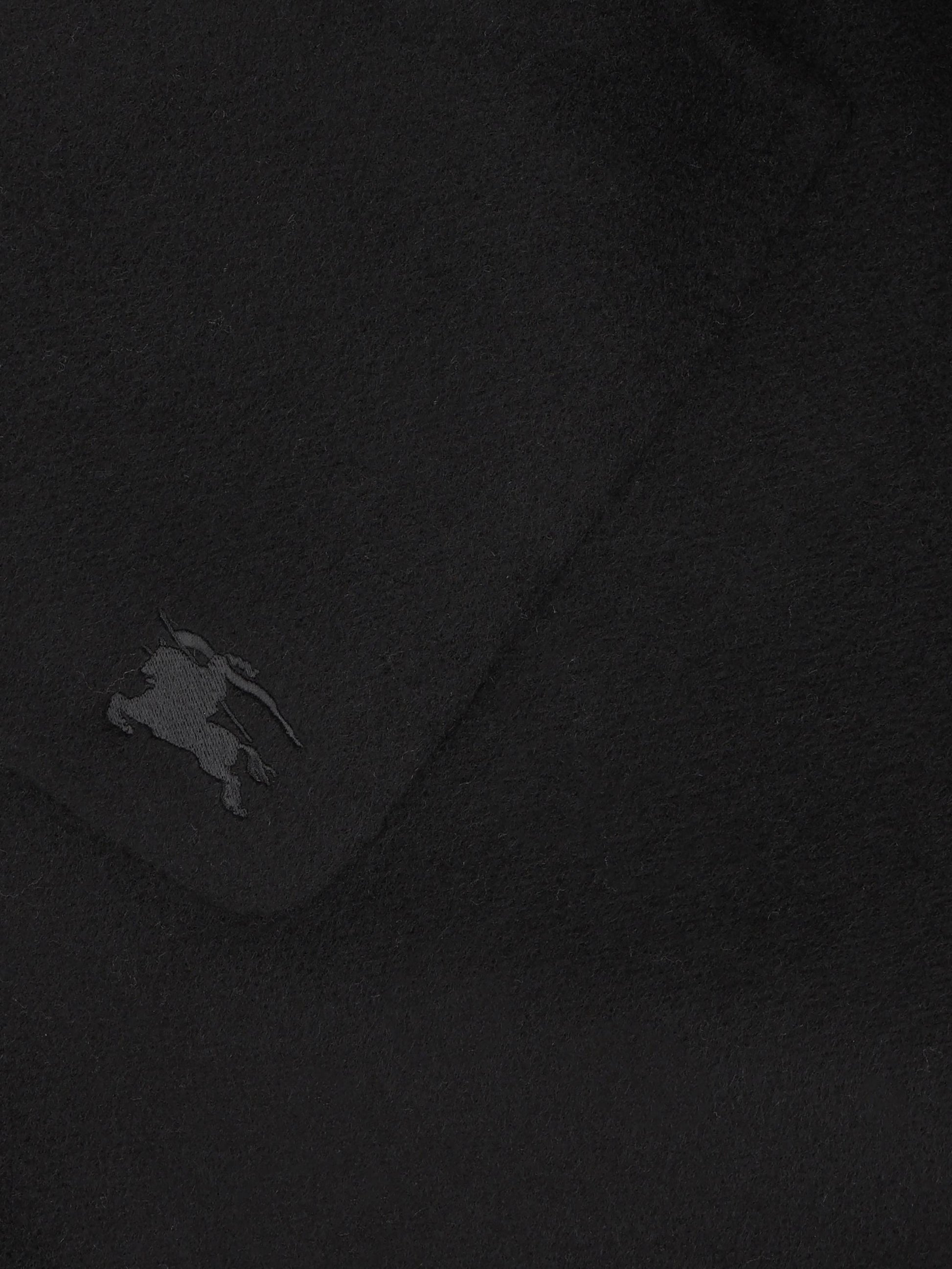 Mantella realizzata in cashmere. 8117011 C1343 BURBERRY 