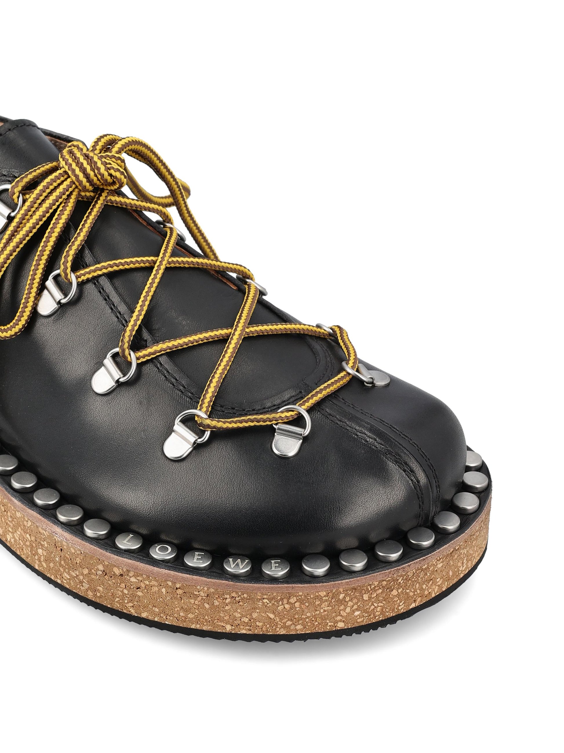 Stringate realizzate in pelle di vitello. M816284X66 1100 LOEWE 