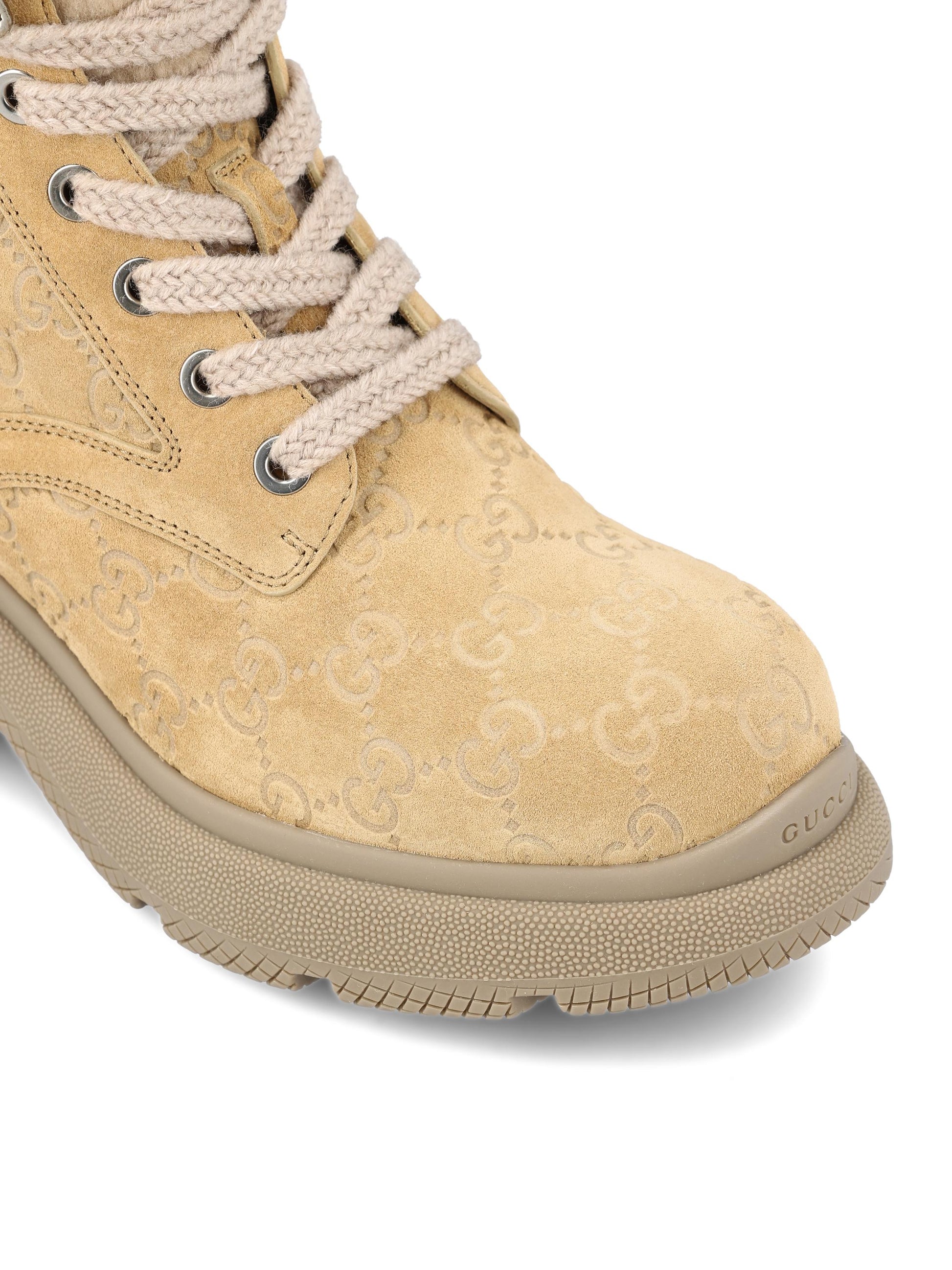 Stivali realizzati in pelle scamosciata. 836062 AAE259555 GUCCI 