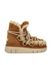 Stivale realizzato a mano in pelle di montone. FW531024A COG MOU 